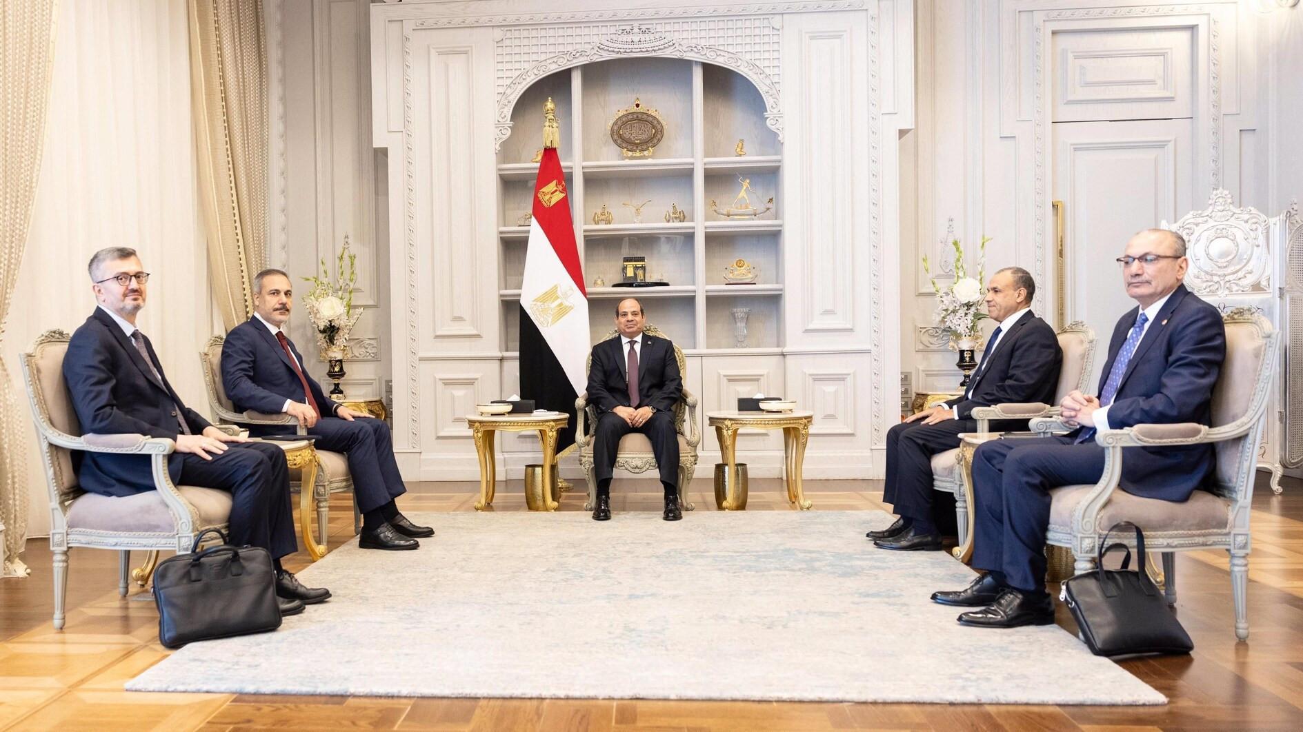 Türkiyes top diplomat holds talks with Egypts president