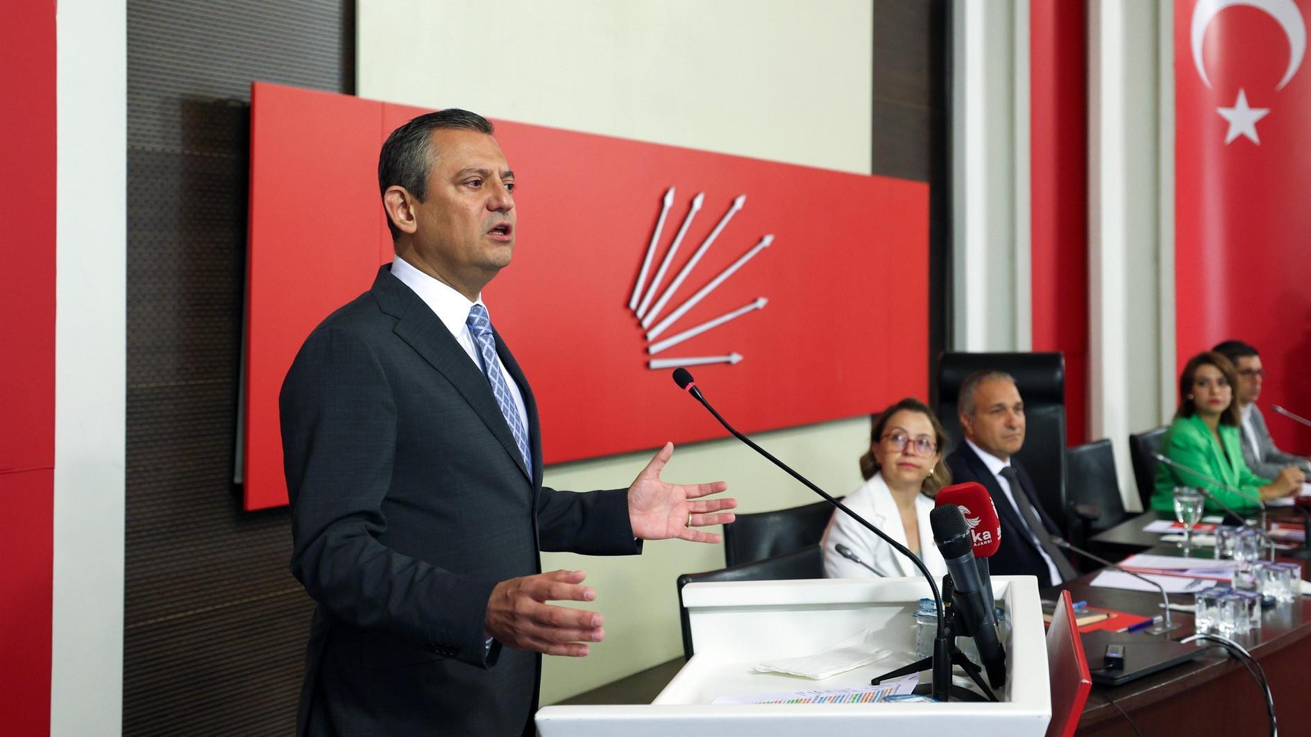 Özel says curriculum as crucial as constitution