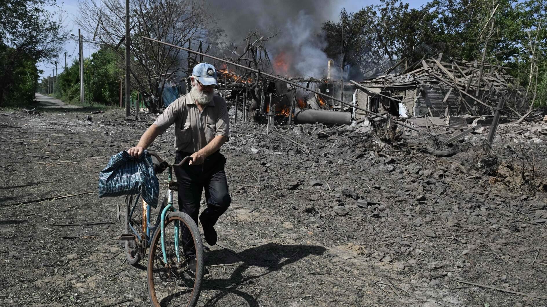 Ukraine civilians flee advancing Russian troops in east