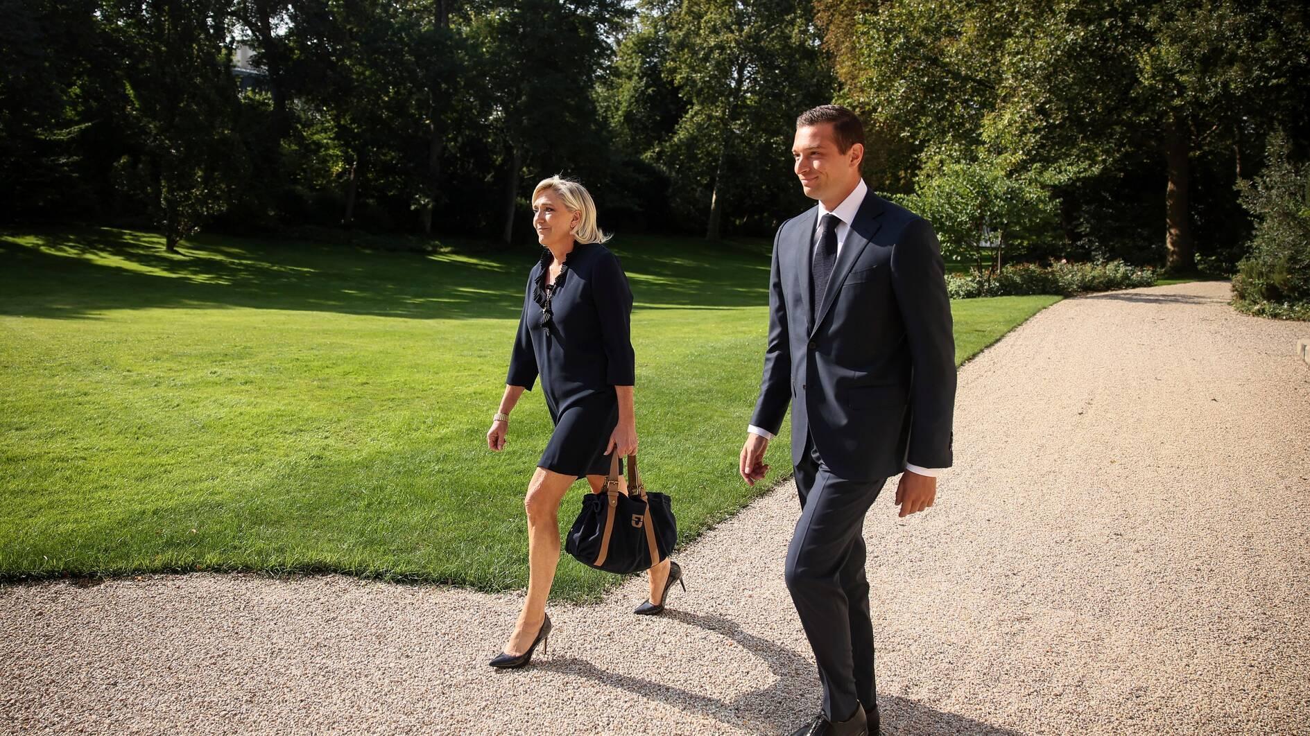 Macron meets Le Pen under pressure to name new PM