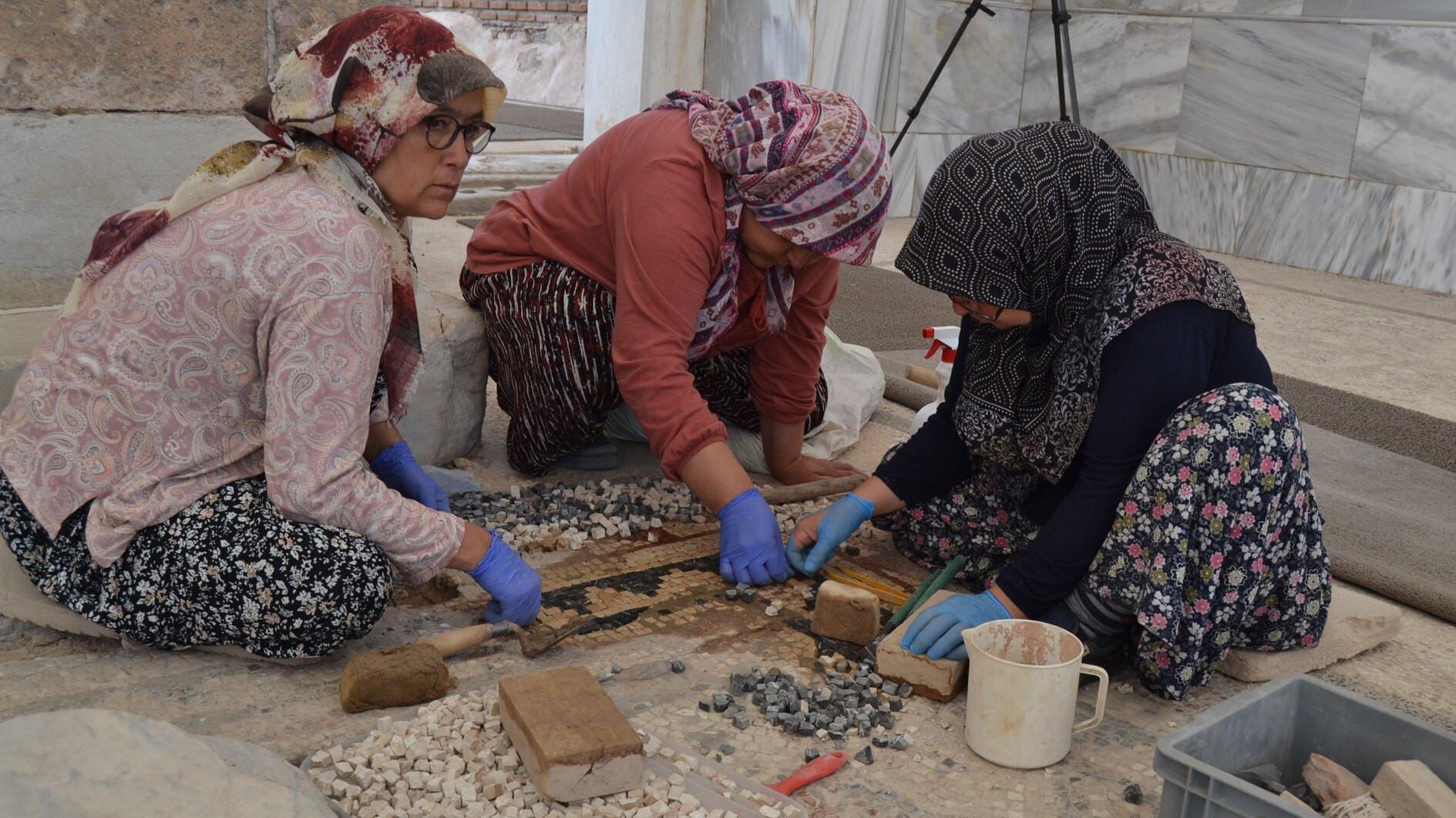 Women revive mosaics in ancient Sardis