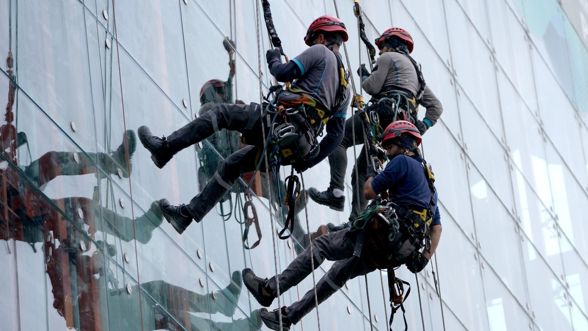 Professional climbers maintain Istanbul Airport’s inaccessible structures