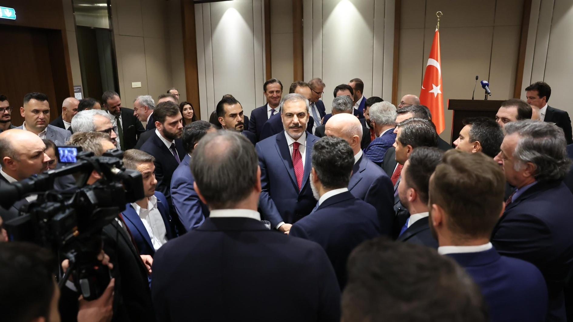Turkish FM meets business community, politicians in N Macedonia