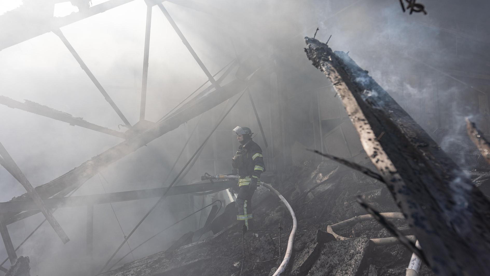 Russia advances in east Ukraine, launches deadly air strikes