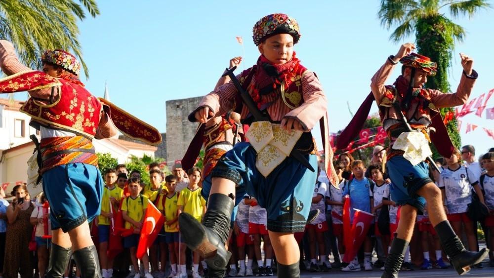 Thousands embark on journey to 90s in İzmir’s Çeşme Fest