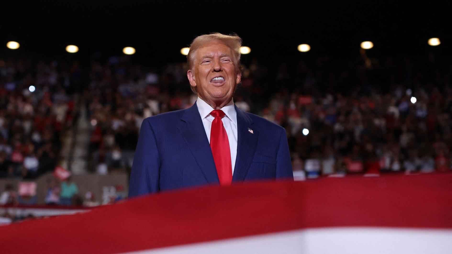 Trump vows to visit town at heart of migrant row