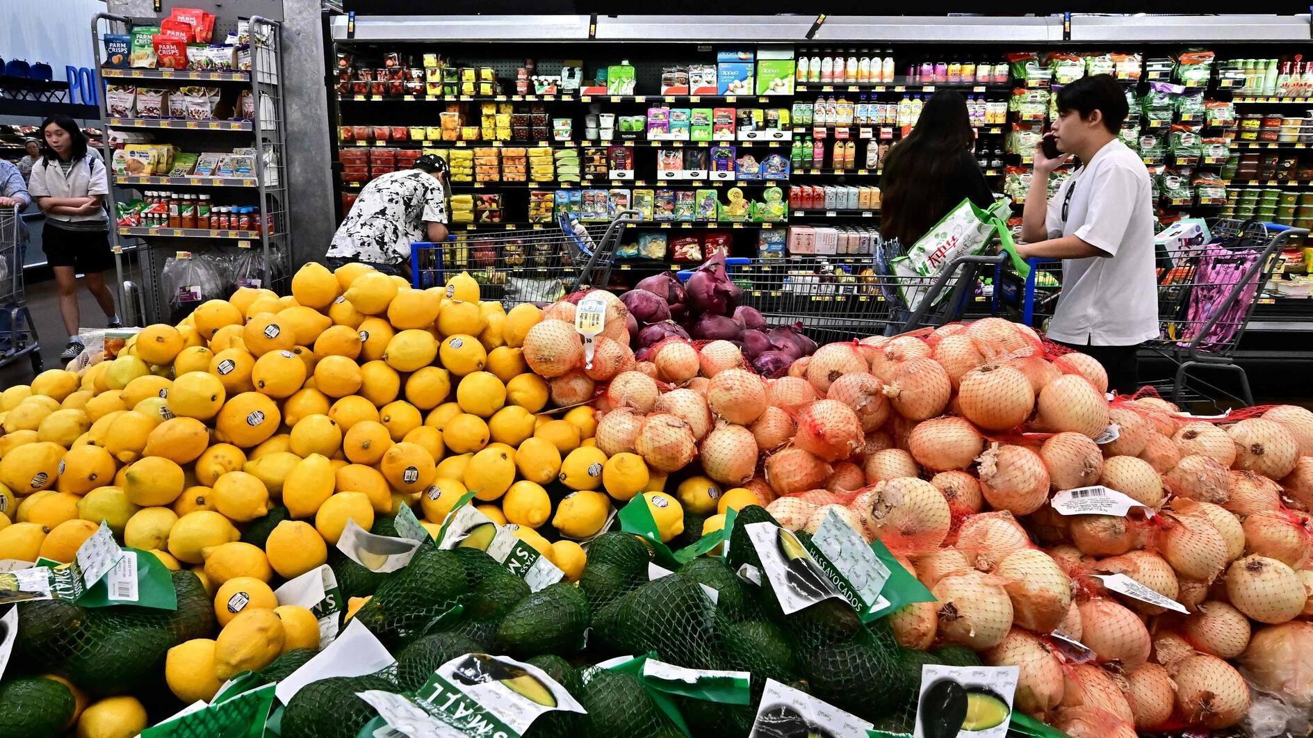 California bans all plastic shopping bags at grocery stores