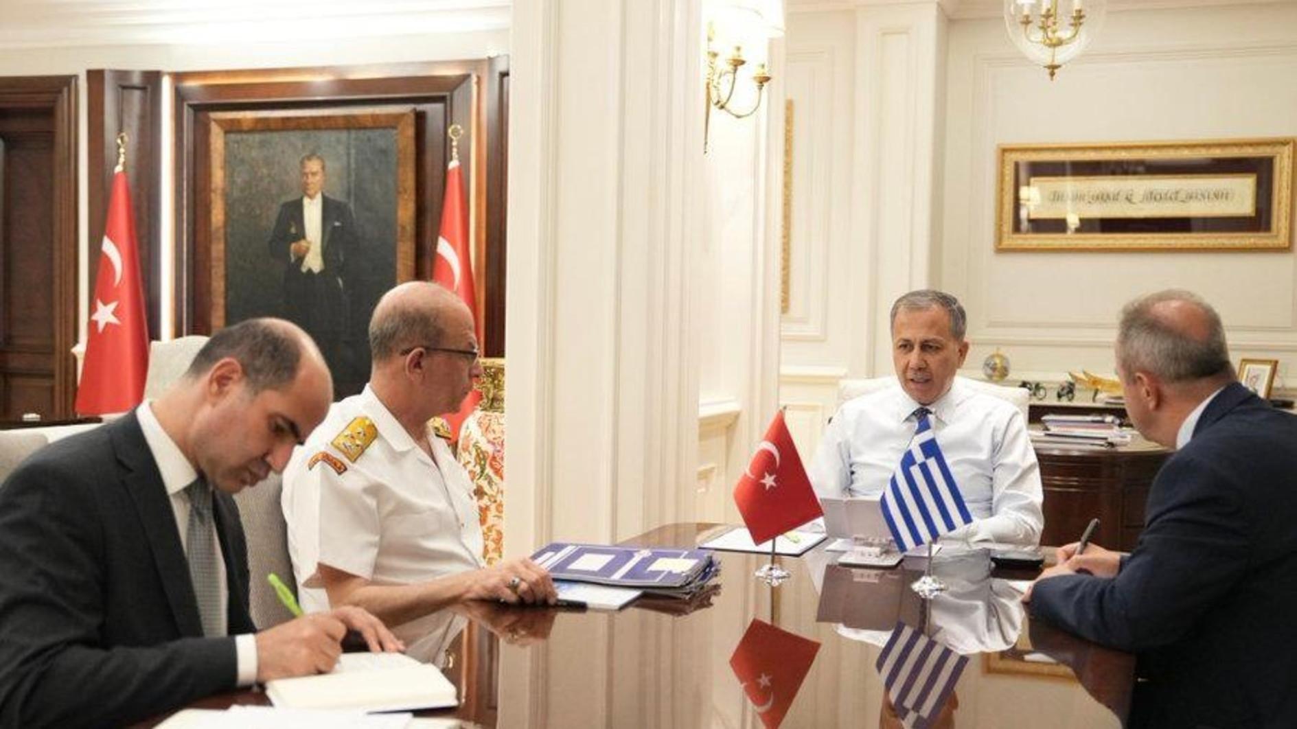 Turkish, Greek ministers address territorial violation in migration ops