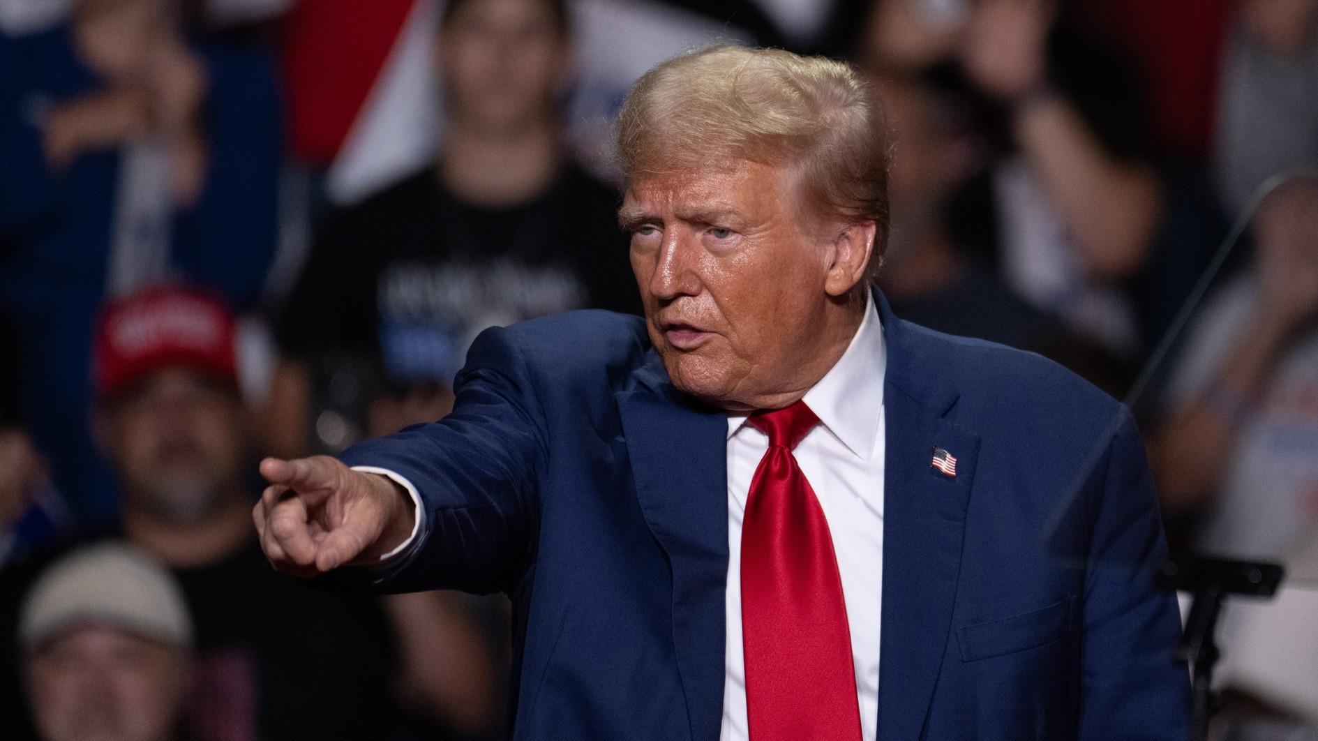 Trump slams early voting, even while urging voters to do so