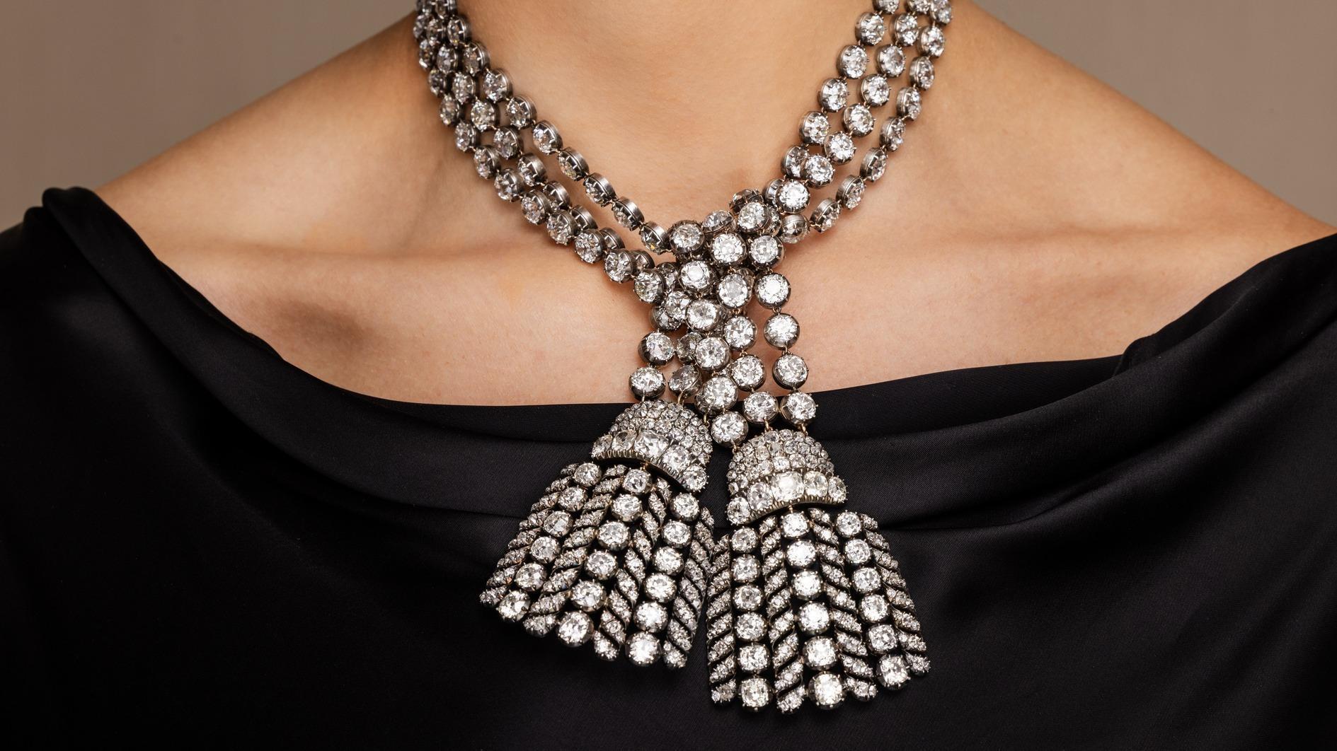 Mysterious 18th century diamond necklace set for auction