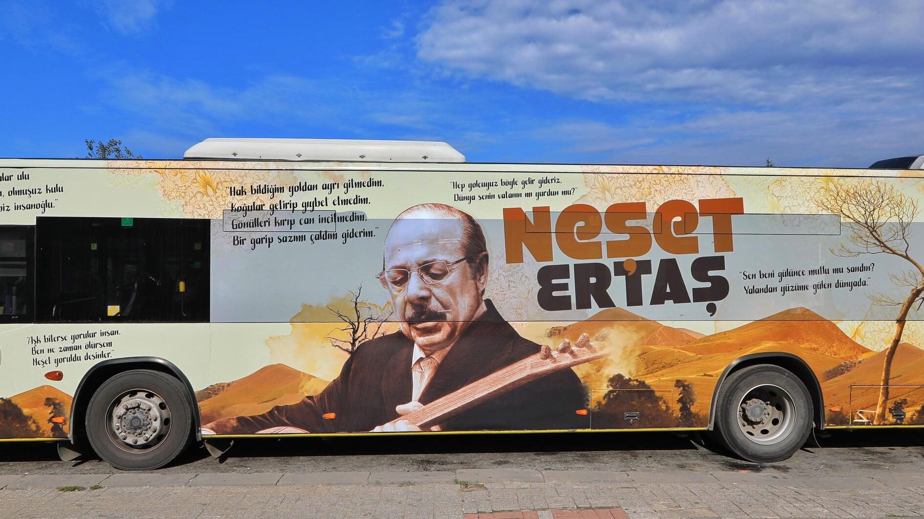 Istanbul honors late folk legend with tribute buses