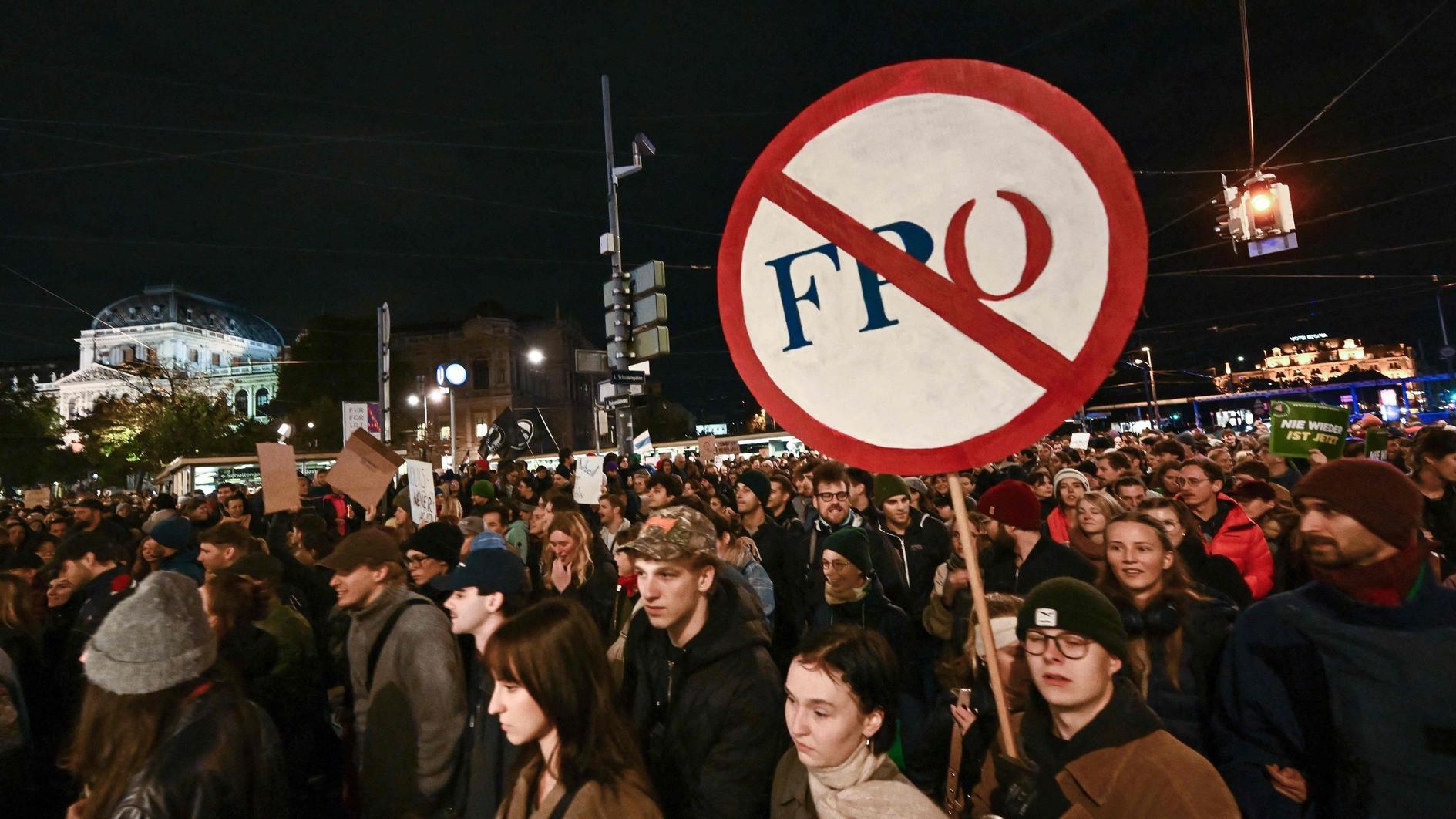 Thousands rally in Austria against far right Freedom Party