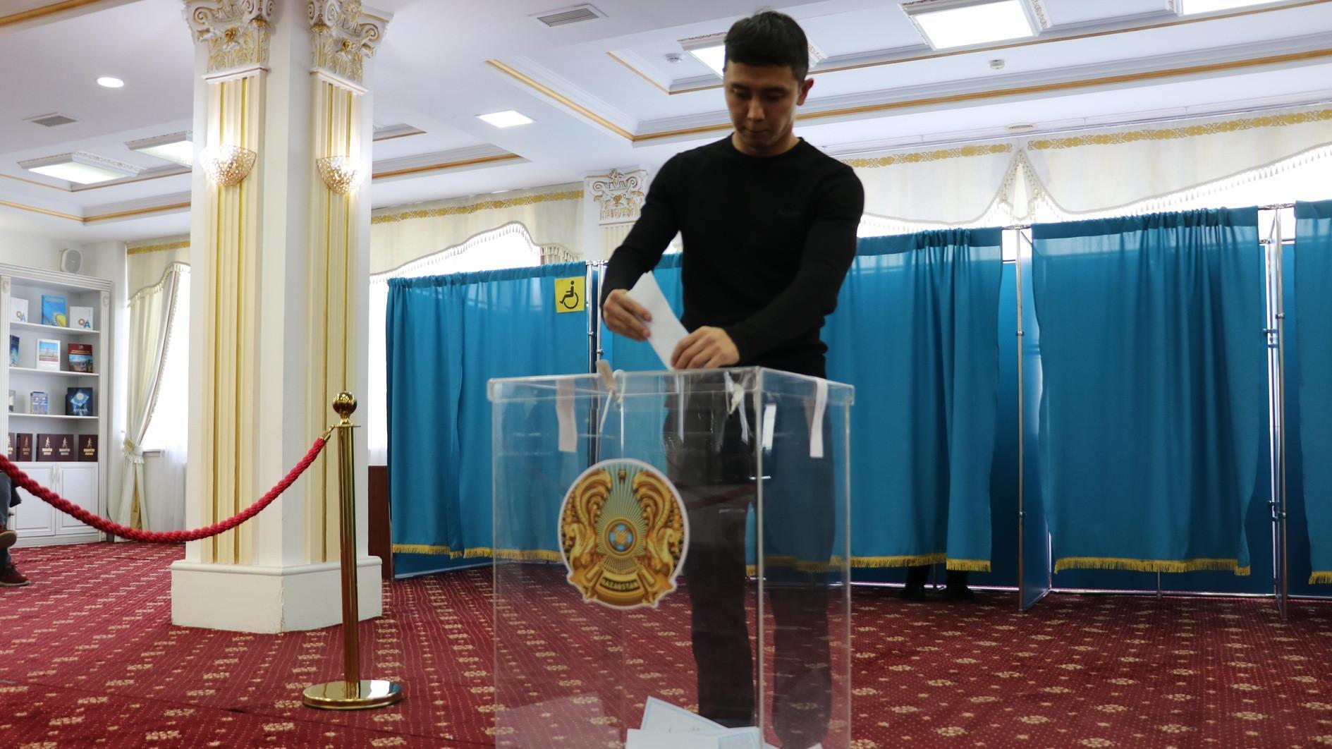 Kazakhs approve plan for first nuclear power plant