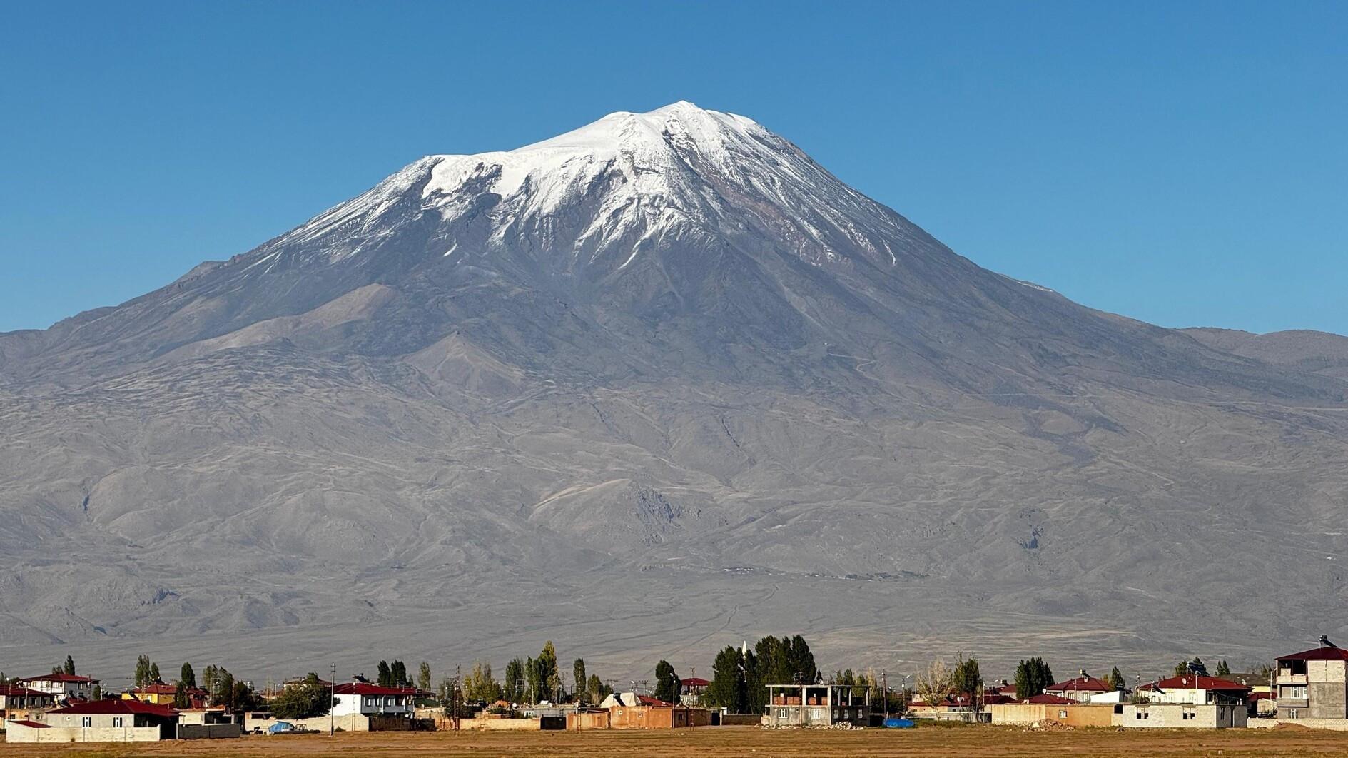 Mount Ağrı welcomes first snowfall of season
