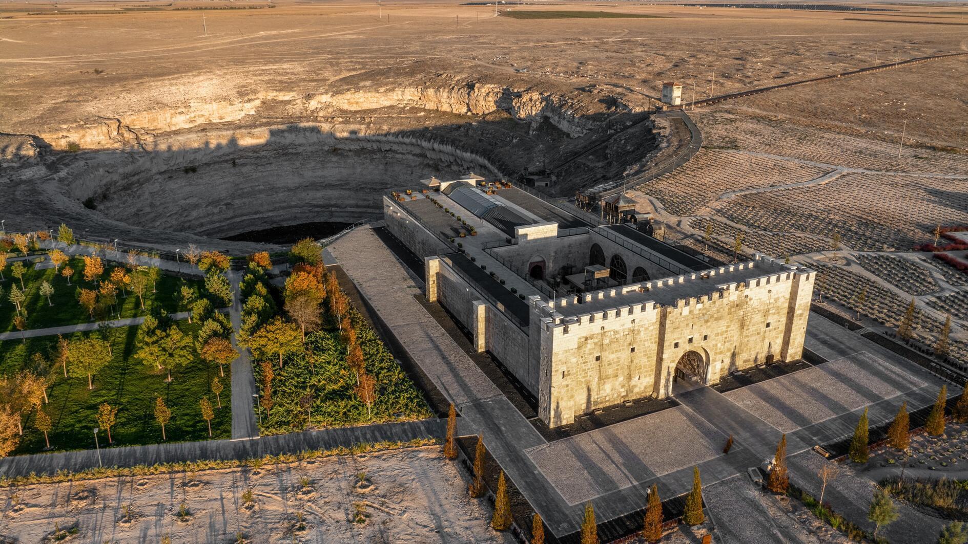 Tourism at edge of Konya sinkhole draws visitors