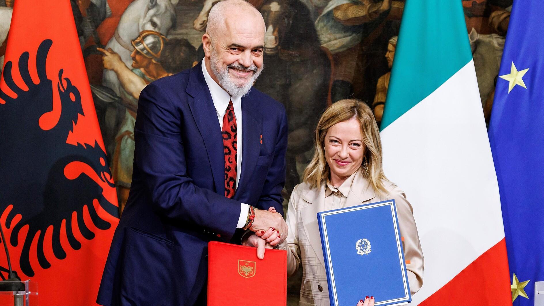 Italian PM hails courageous Albania migrant deal