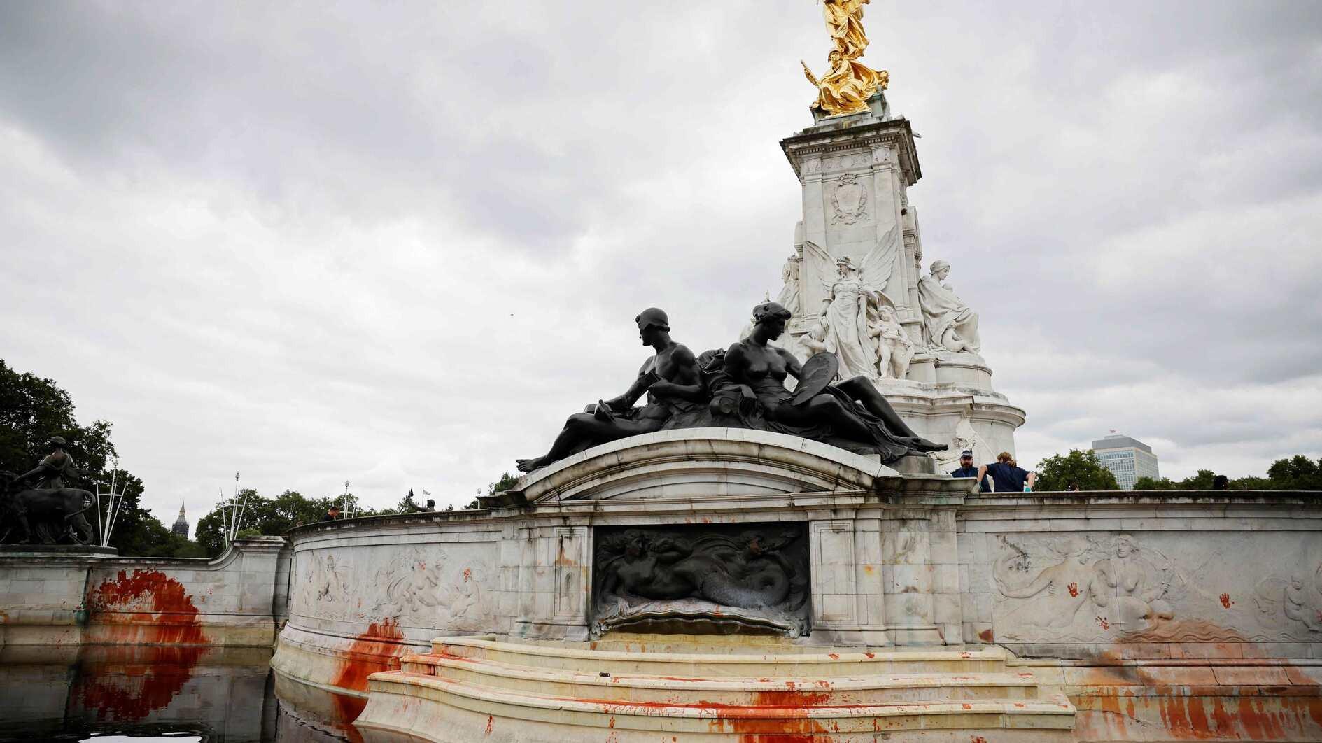 Animal rights activists sentenced for Buckingham Palace fountain protest