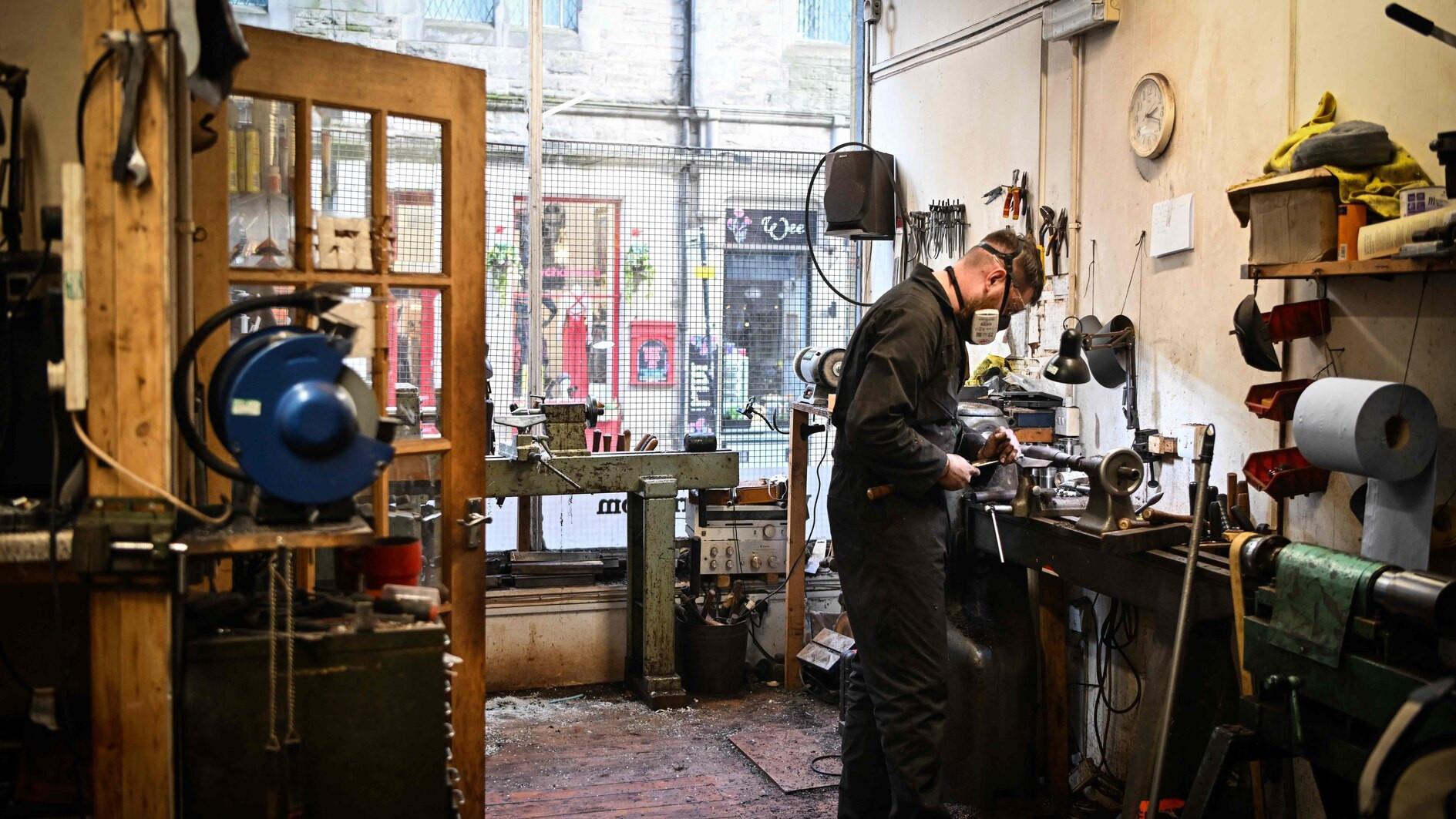 Handmade bagpipes a dying art in Scotland