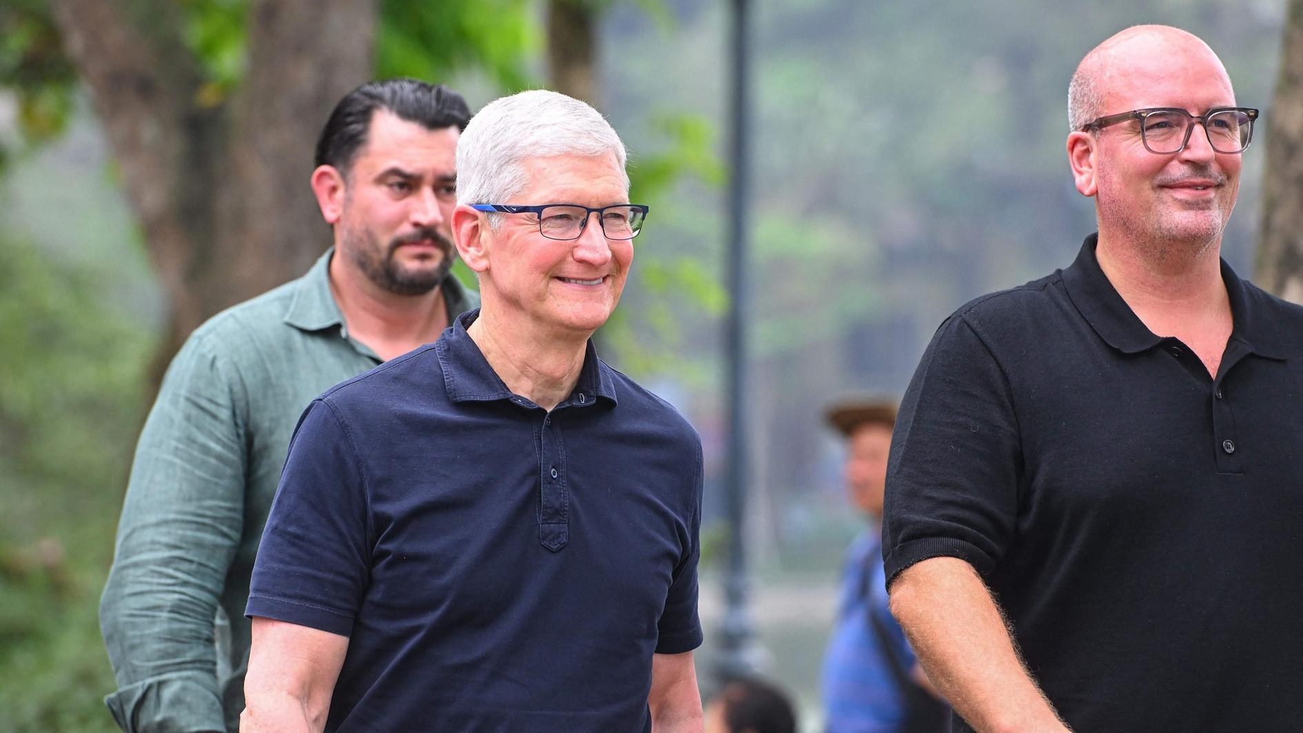 China industry chief meets Apple boss Cook in Beijing