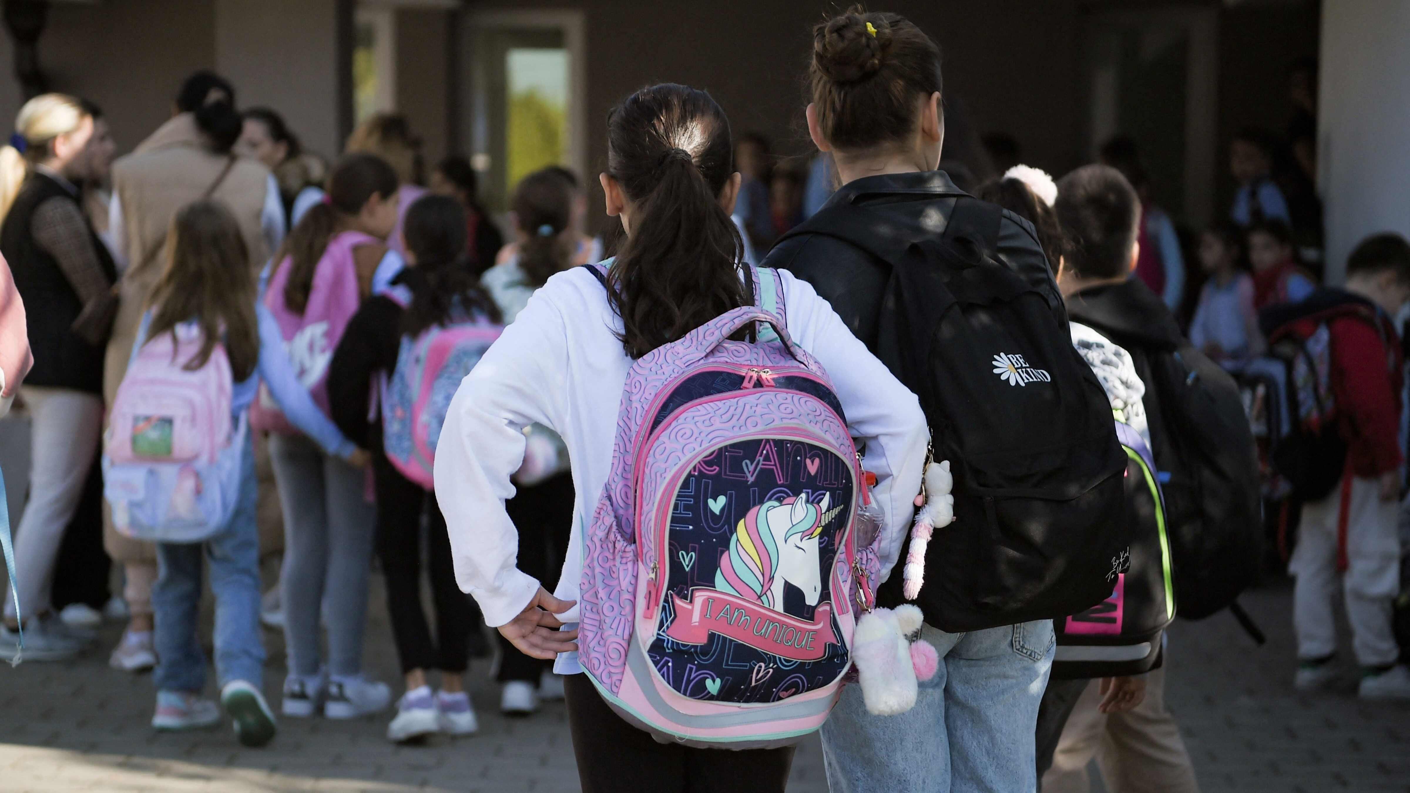 Australia moves to ban children under 16 from social media
