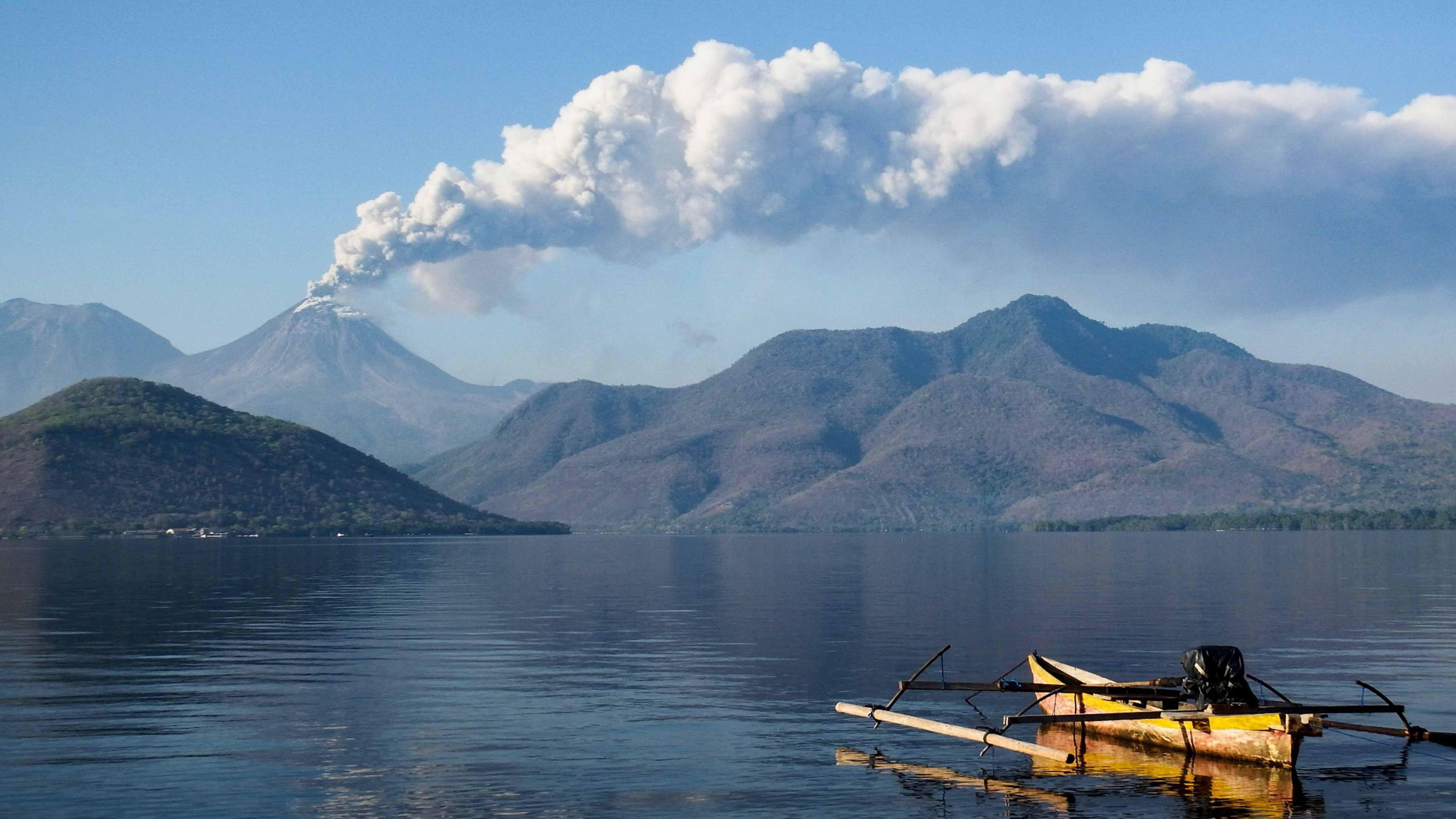 Airlines ground Bali flights after volcano erupts