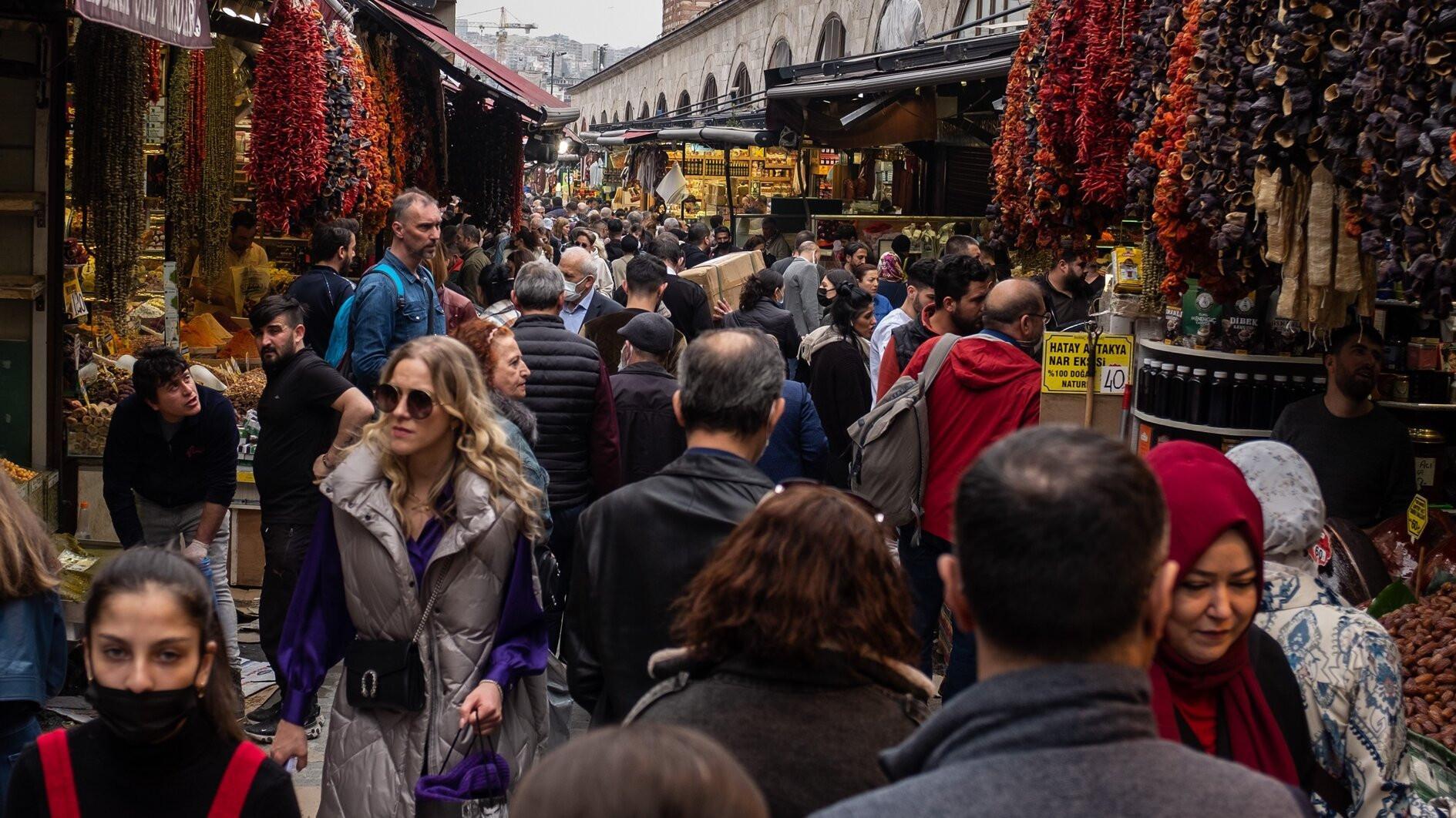 Consumers use cards most at supermarkets, shopping malls