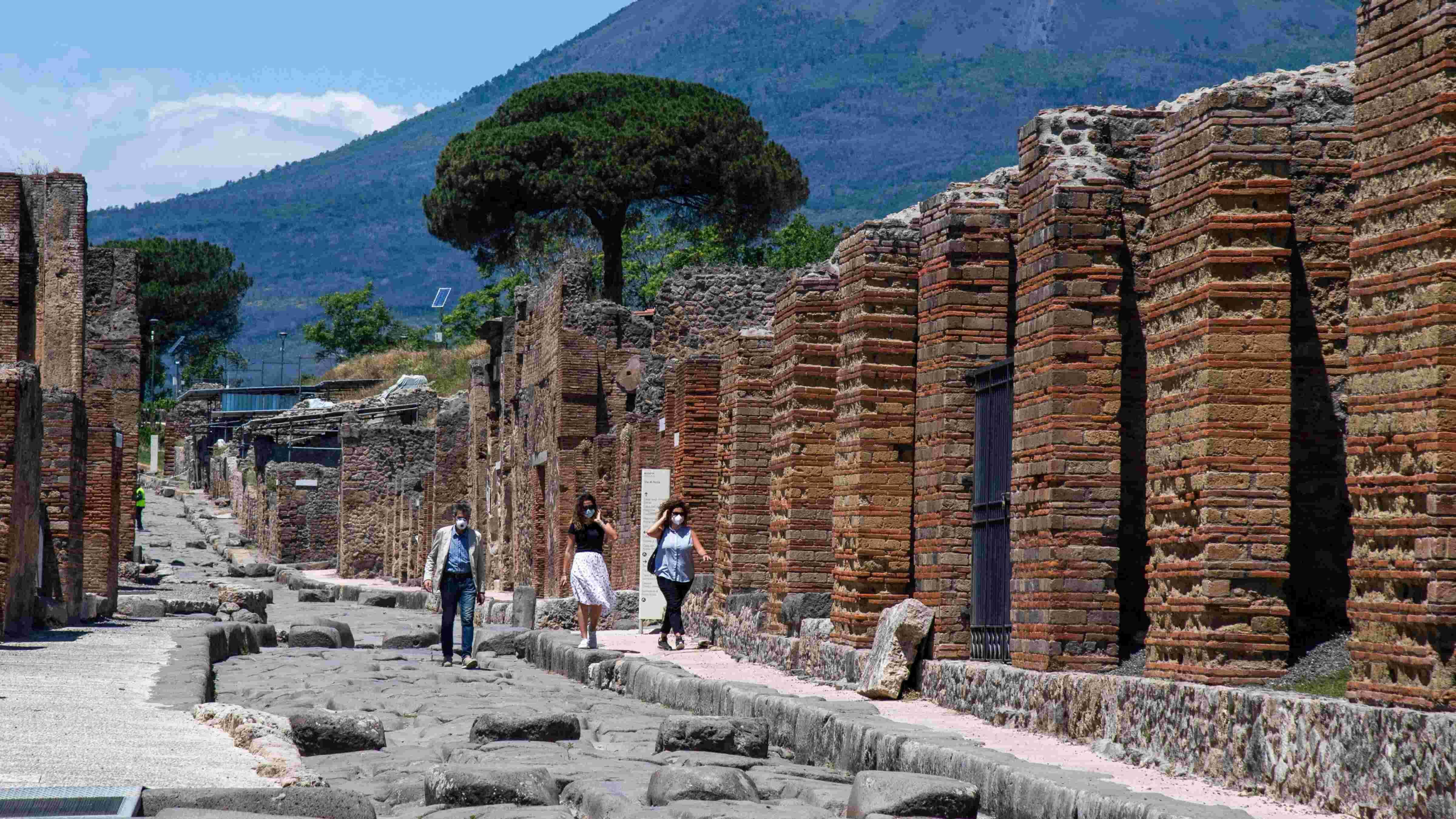 Pompeii rejects mass tourism with daily visitor limit