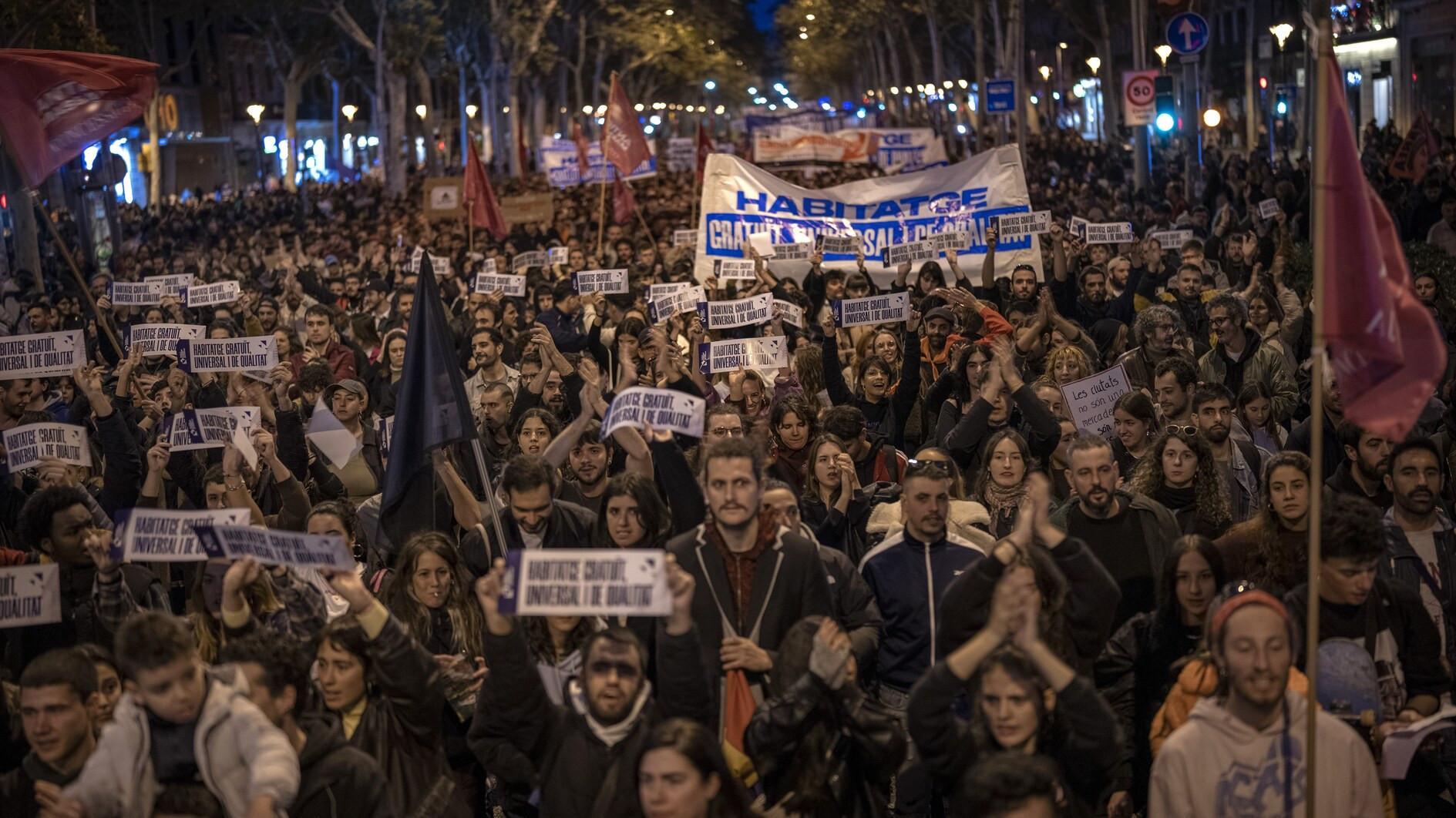 Tens of thousands of Spaniards protest housing crunch