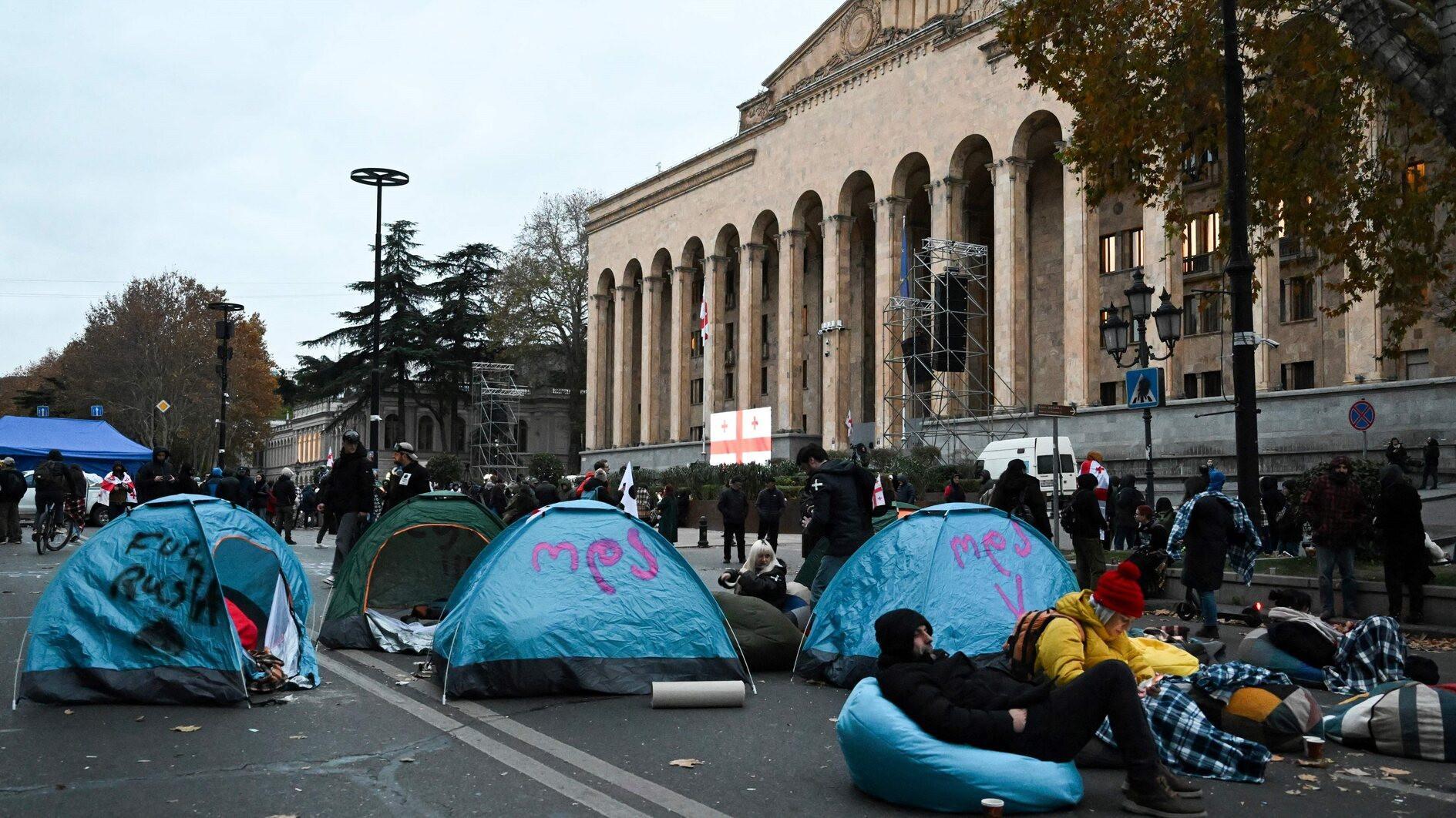 Georgias new parliament convenes after contested vote