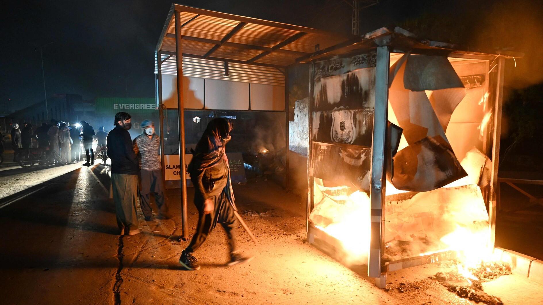Four security forces killed as Khan supporters flood capital