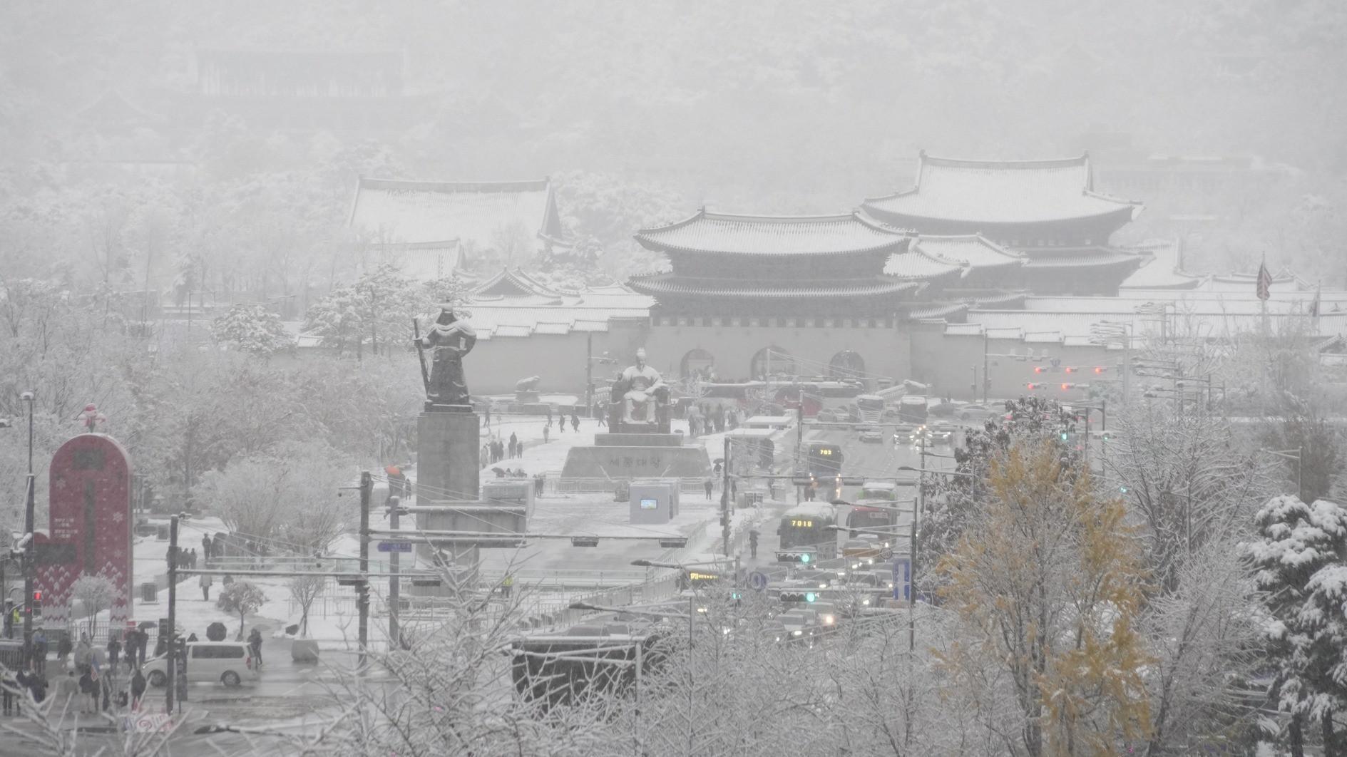 Seoul hit by record November snowfall