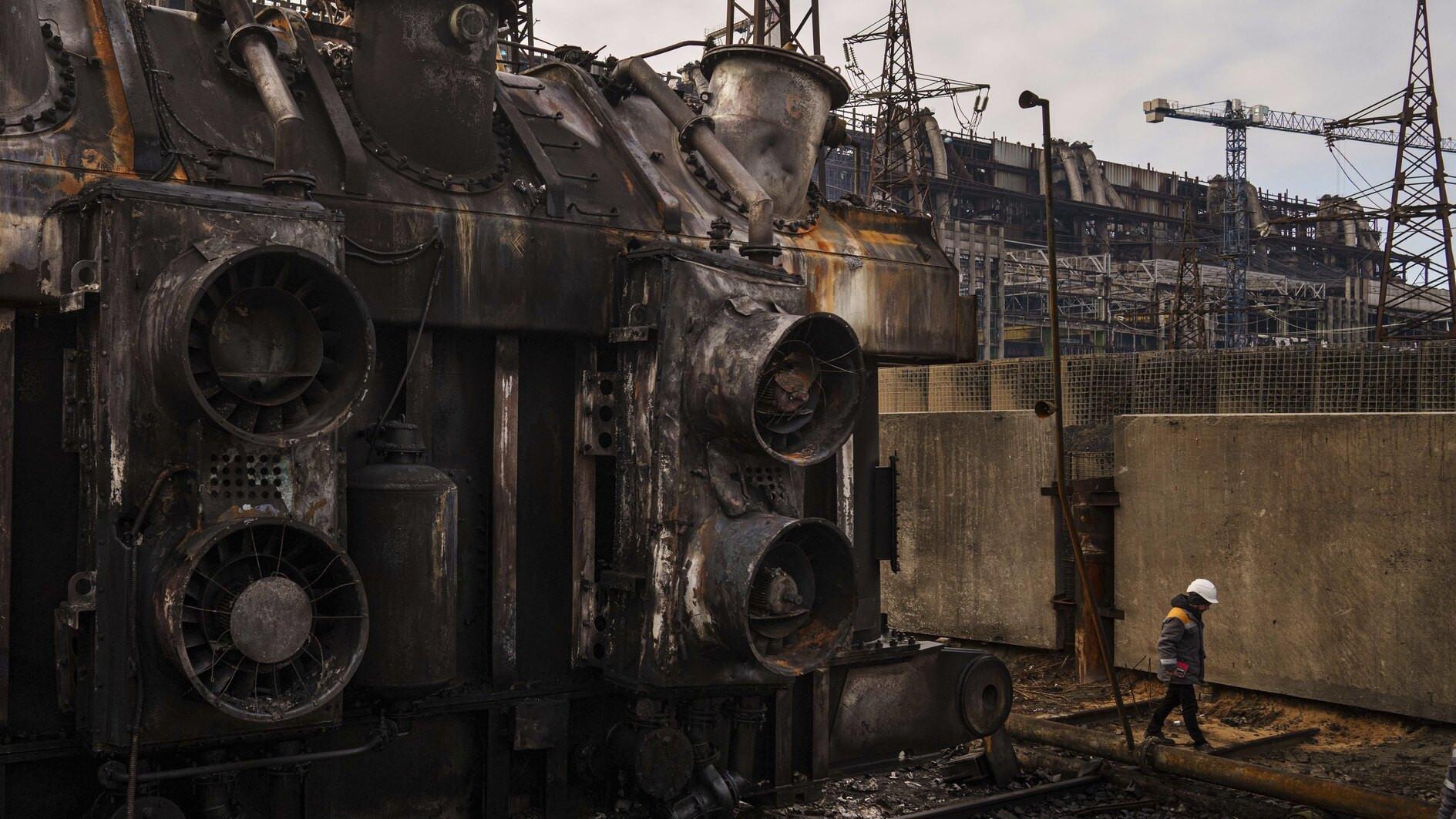 Ukrainian workers fighting to keep lights on