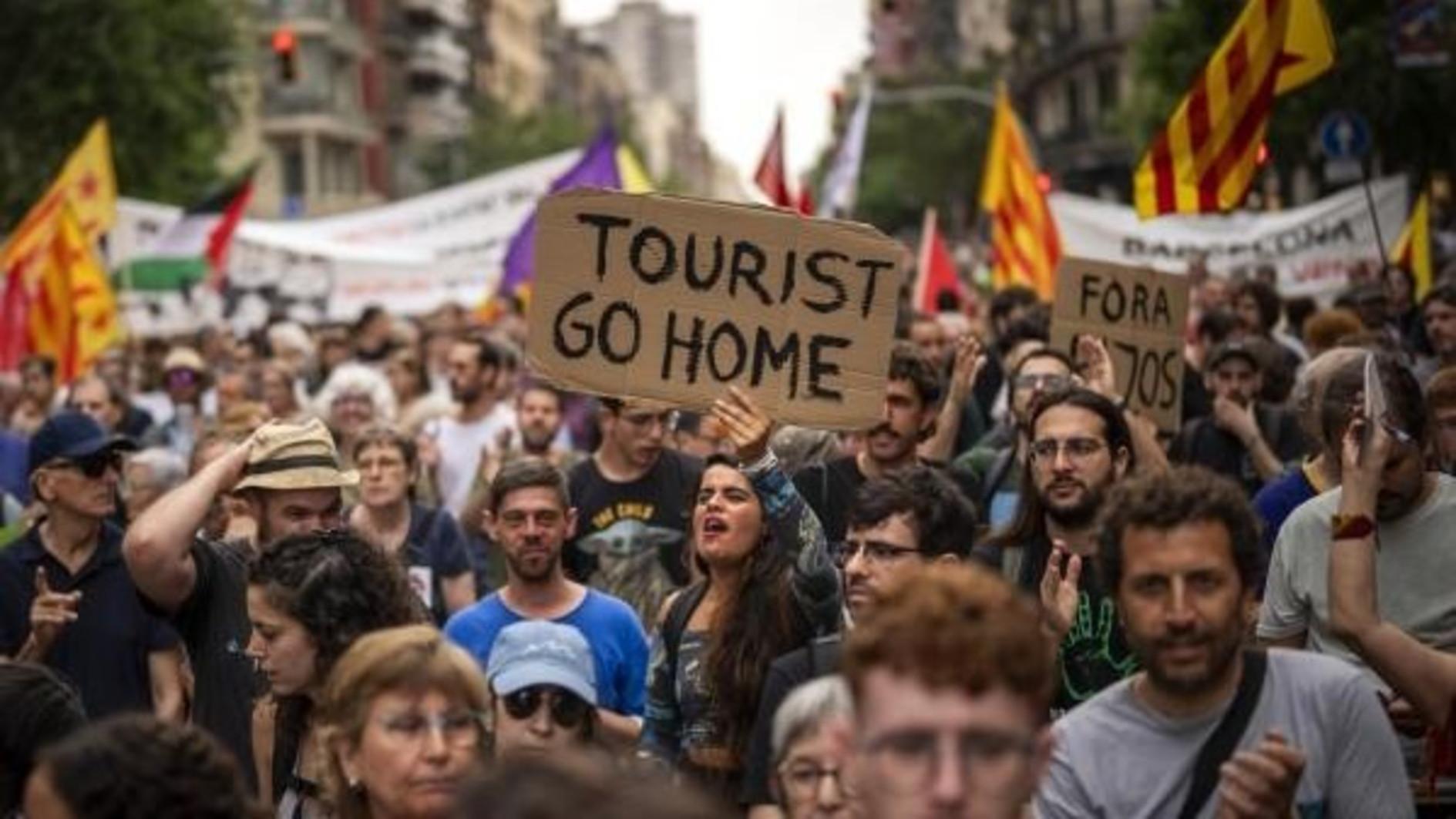 Barcelona tourist flat owners claim $4.4 bln for closure plan