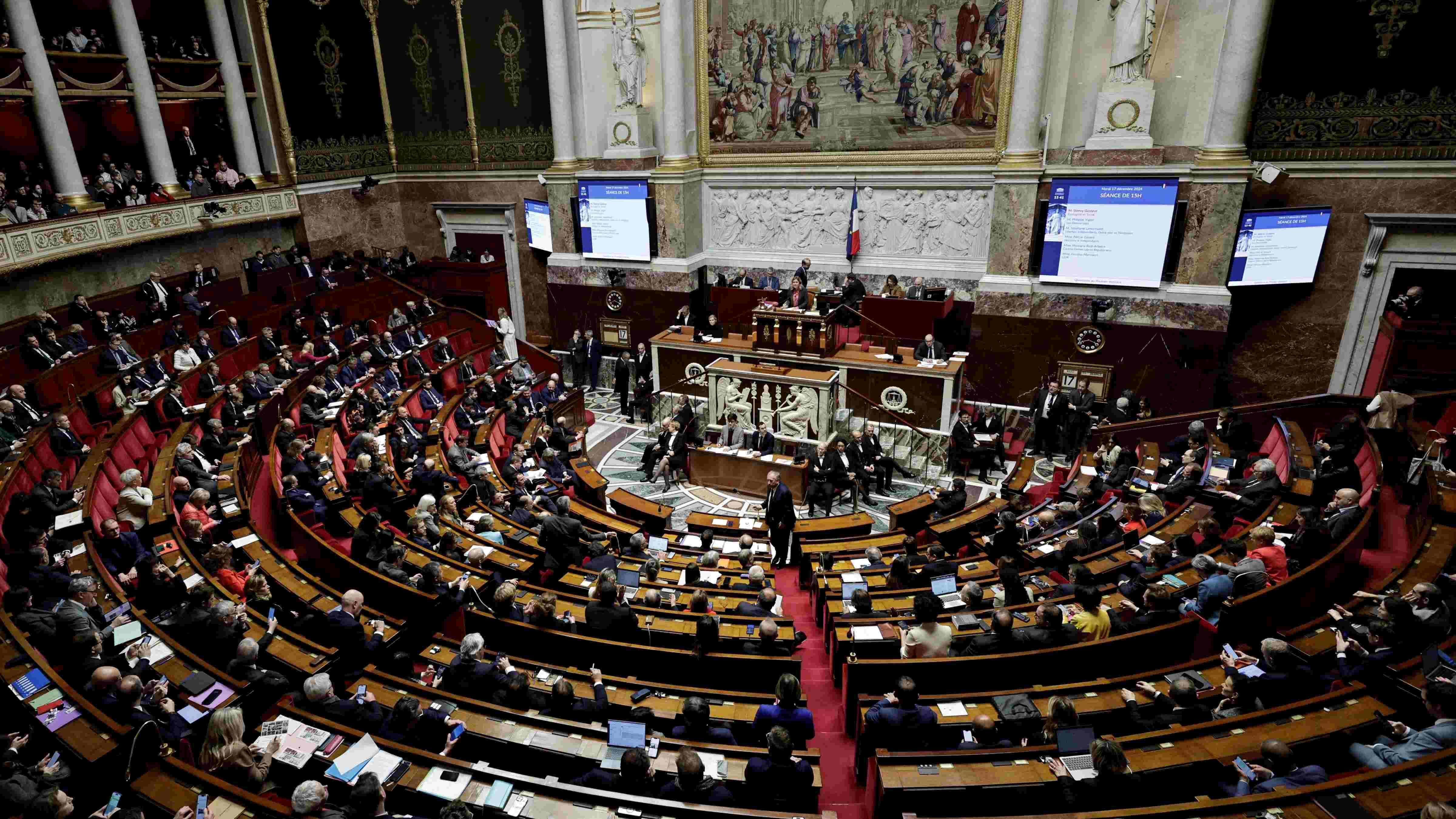 French parliament adopts law to keep gov’t functioning until new budget