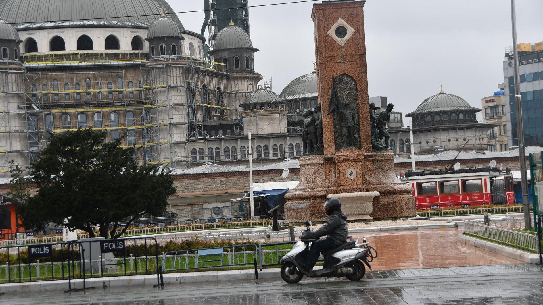 On two wheels: Istanbul’s couriers brave chaos to deliver