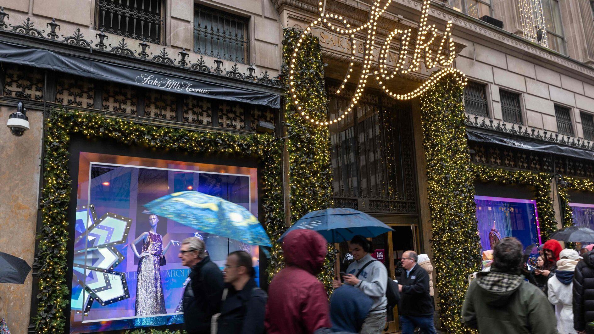 US holiday shoppers increase spending despite higher prices