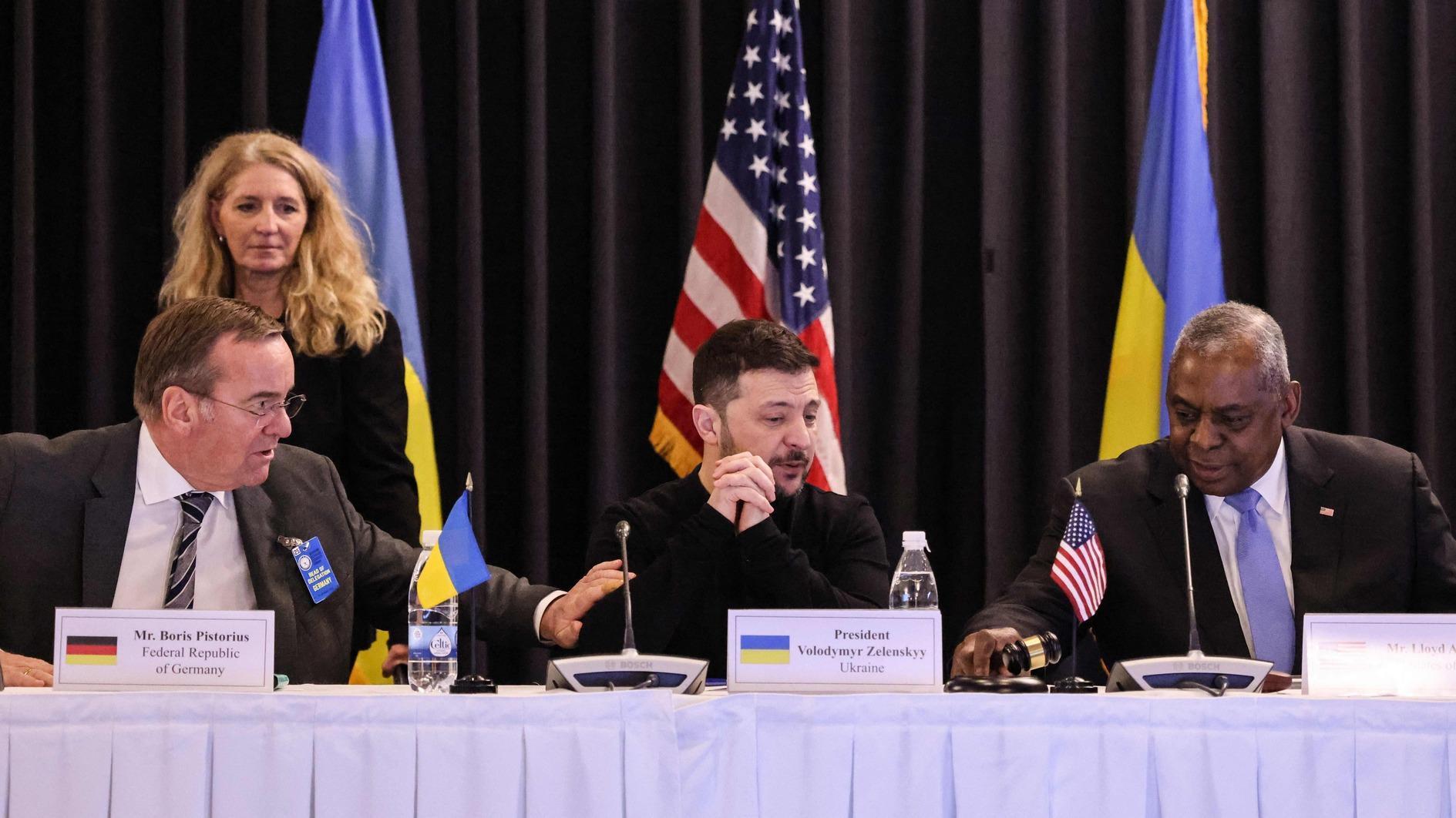Zelensky says Western troops in Ukraine would help force Russia to peace
