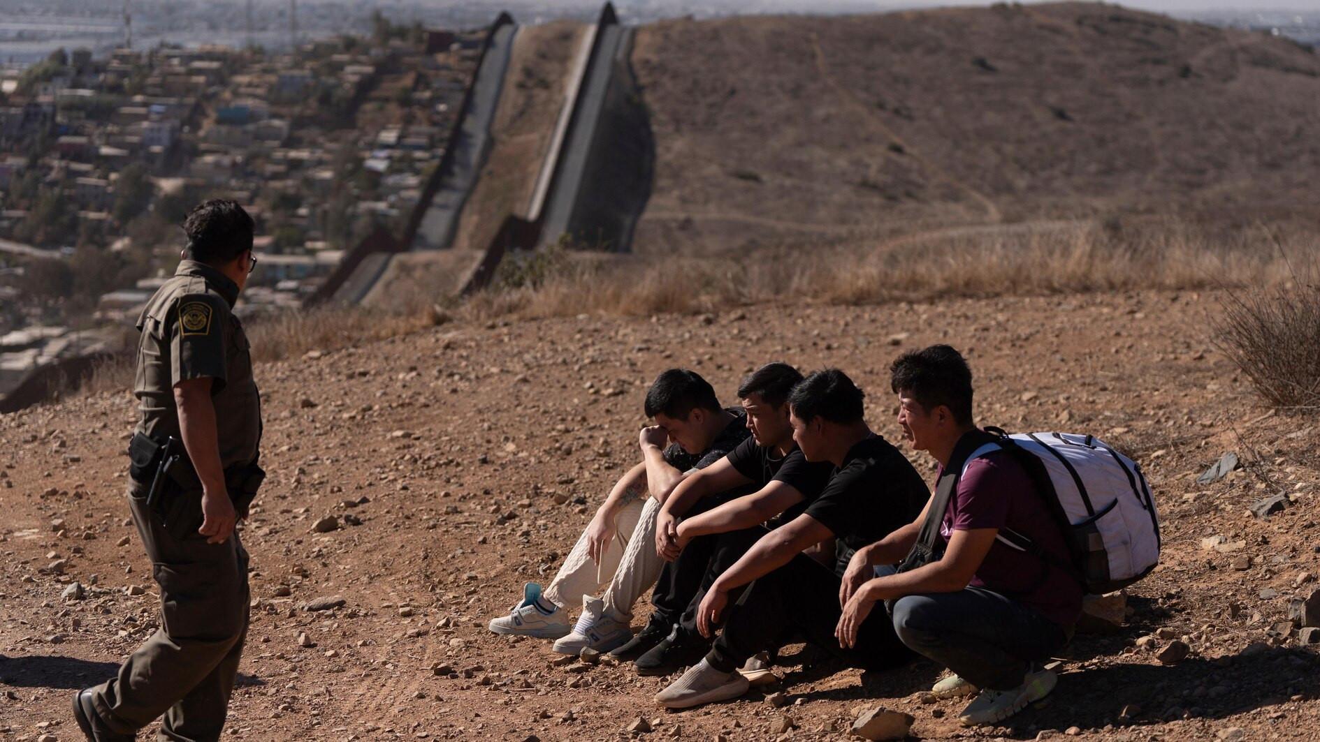 US arrests, deports hundreds of illegal immigrants
