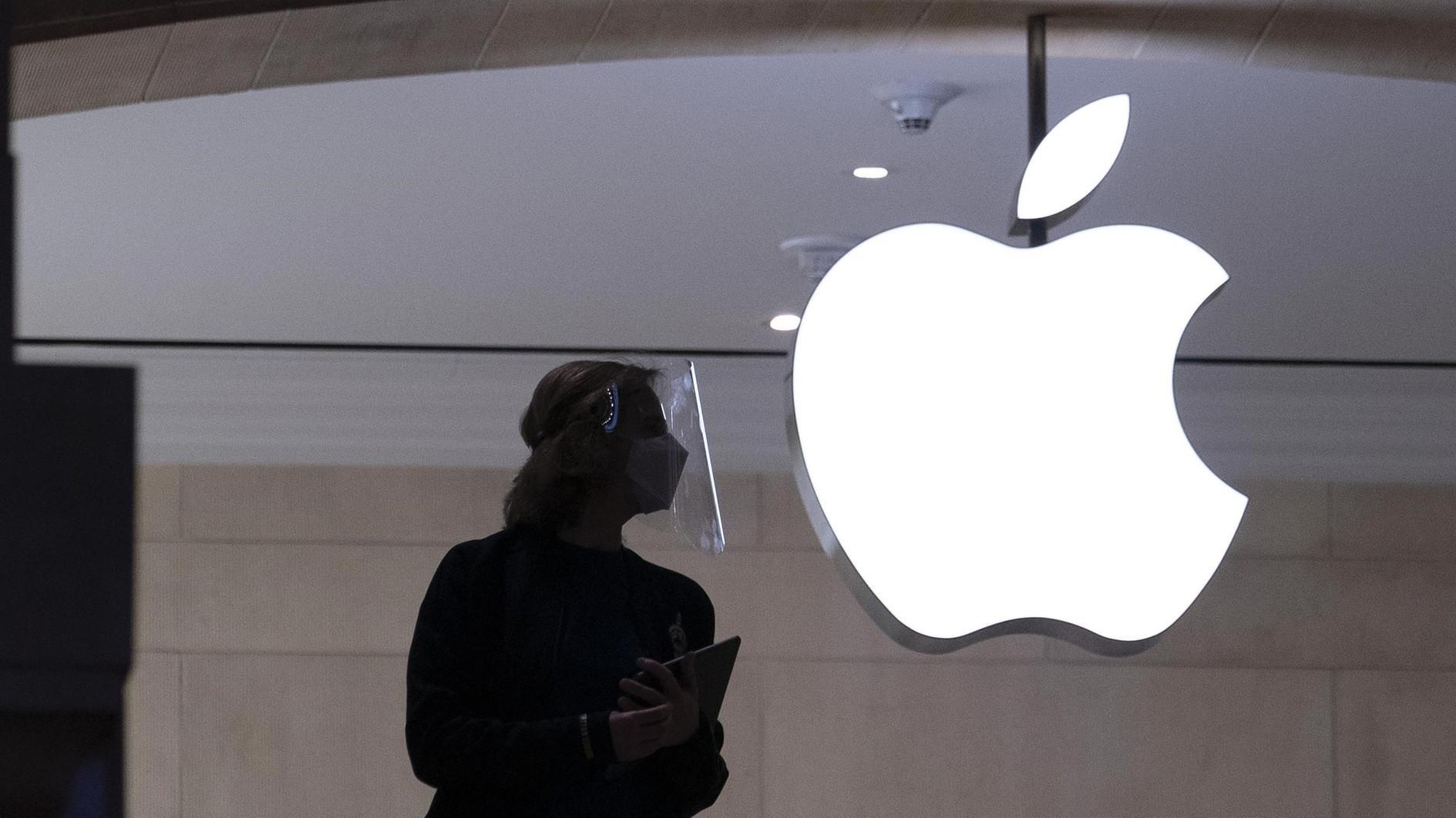 Apple profit climbs but sales miss expectations