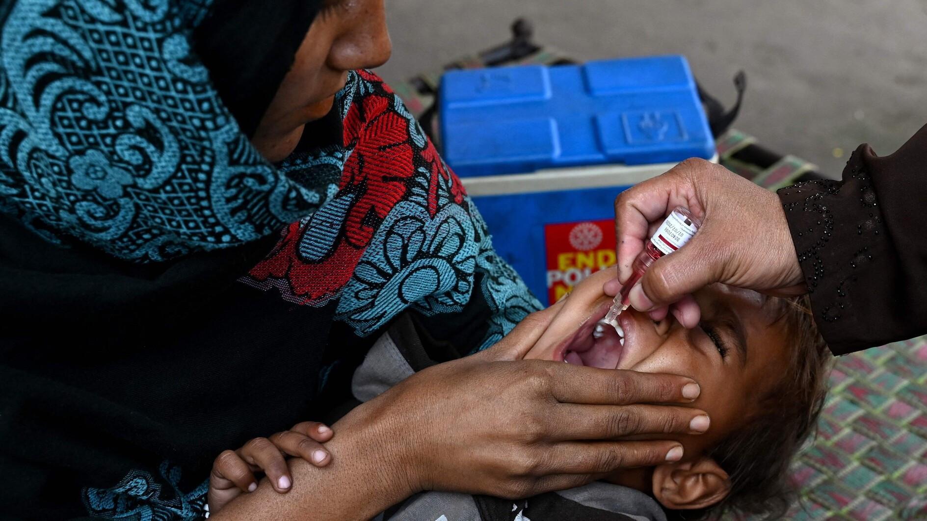 Pakistan police officer killed as polio vaccination drive starts
