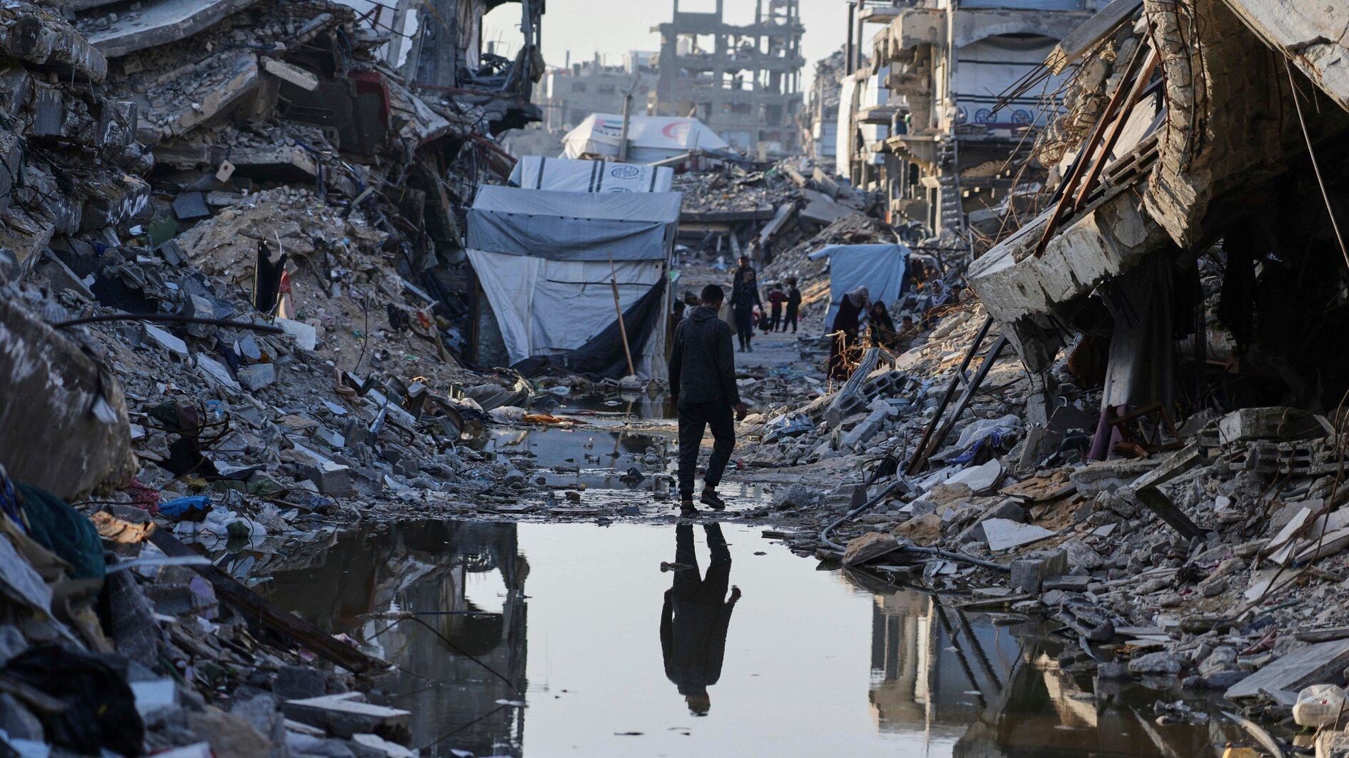 Displaced Palestinians struggle to find water during Ramadan