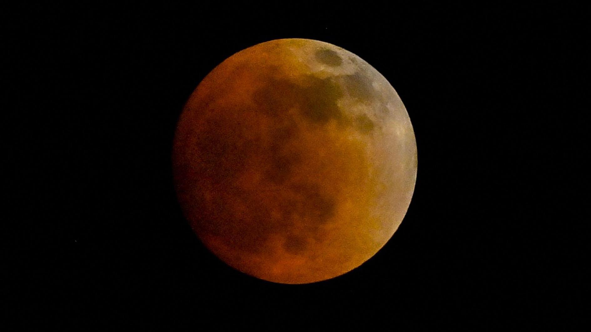Stargazers marvel at rare Blood Moon