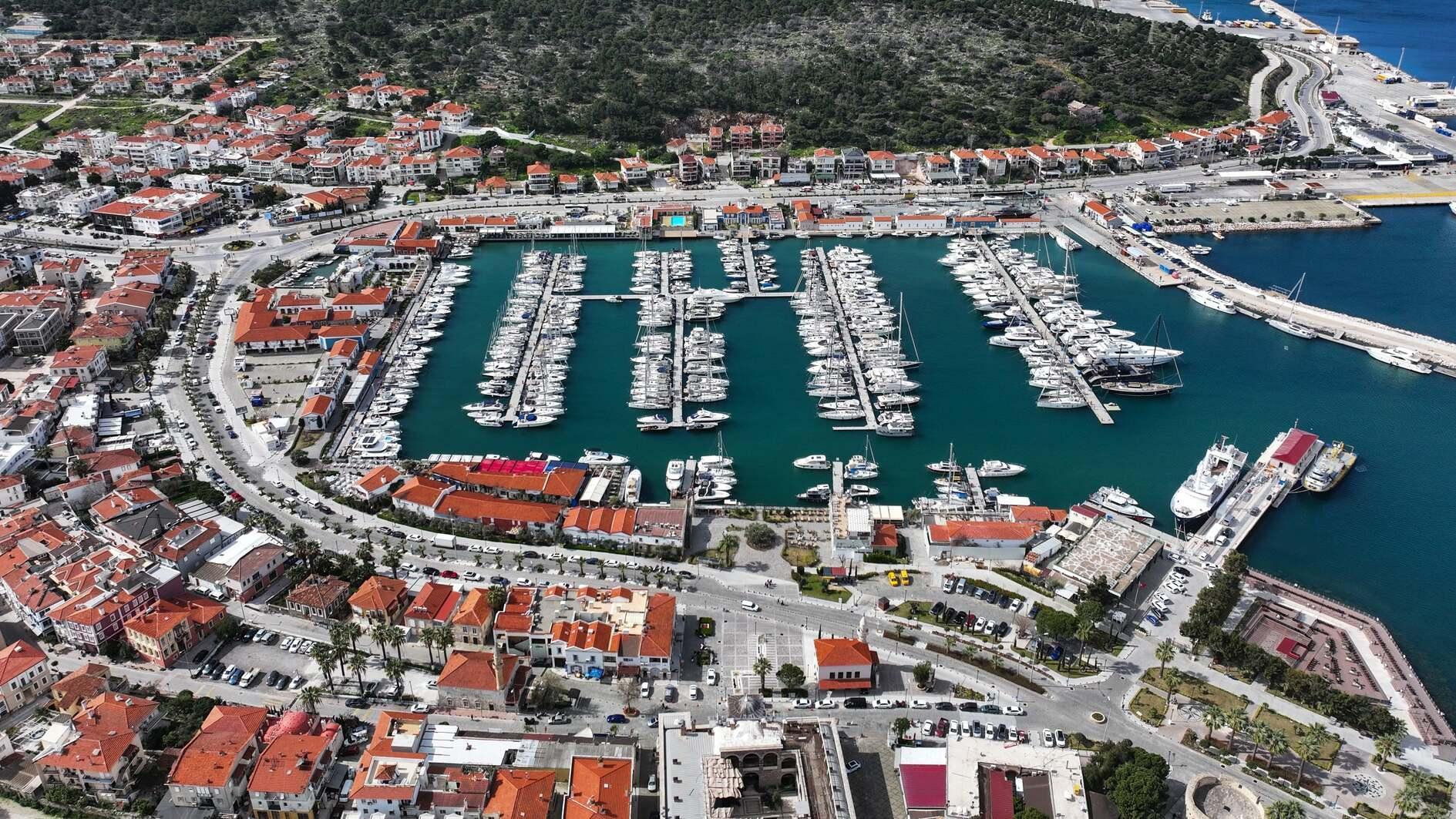 Quakes prompt tourist shift from Greek islands to Turkish resorts