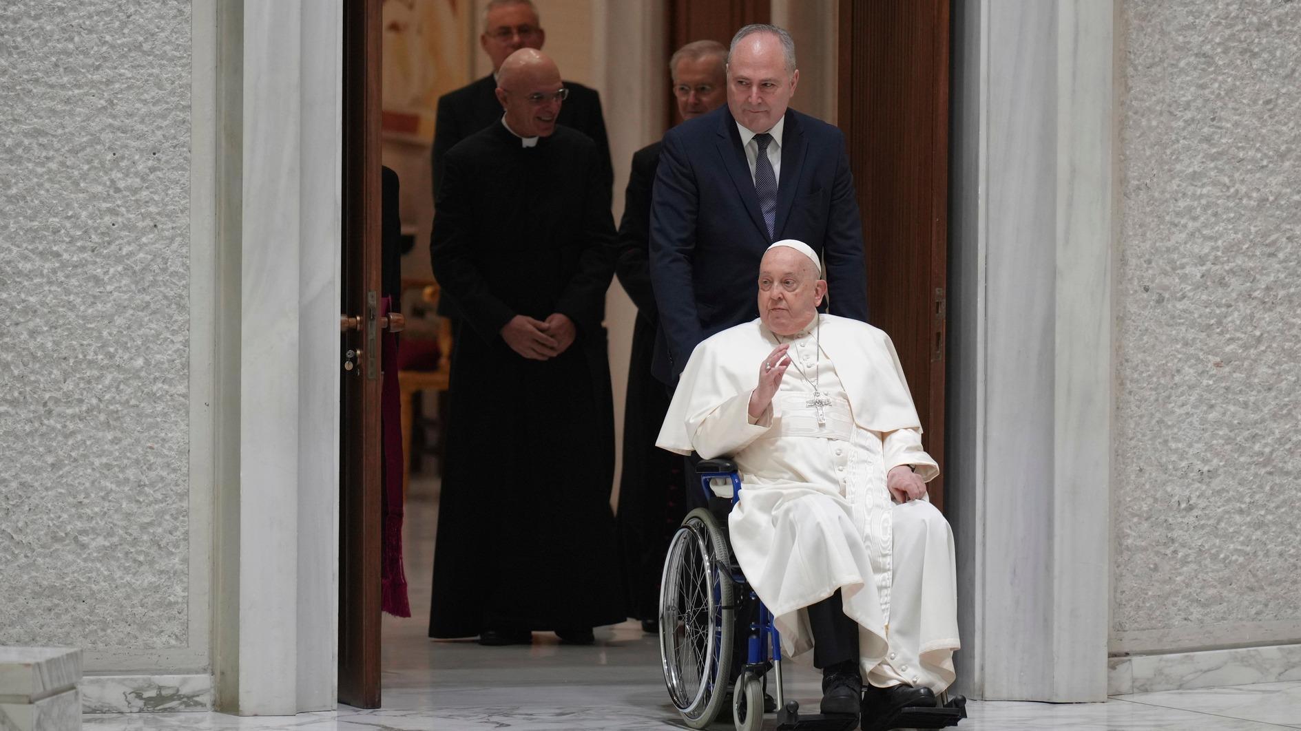 Hospitalized Pope calls for end to world conflicts