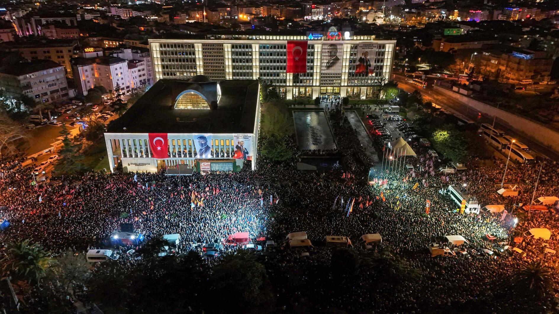 CHP leader Özel slams İmamoğlus detention