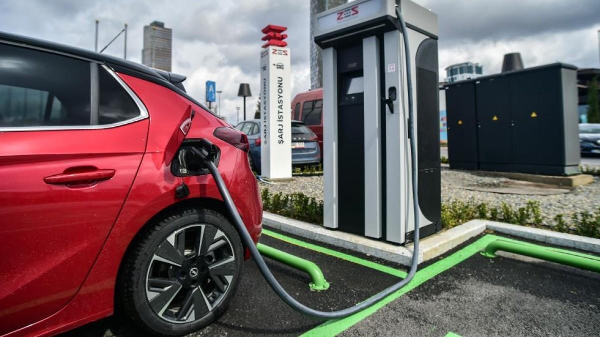 Number of electric vehicle charging stations top 11,000