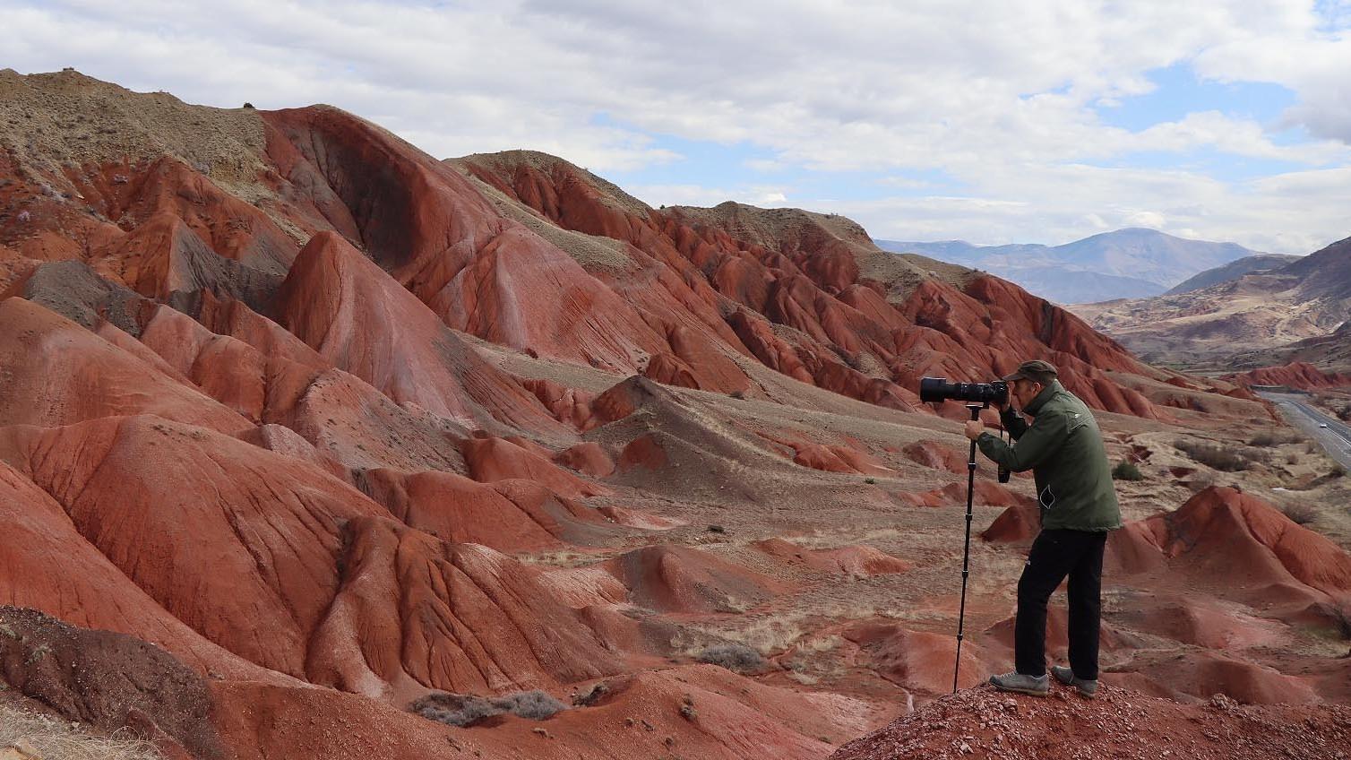 Erzurum’s rainbow hills captivate photographers, nature enthusiasts