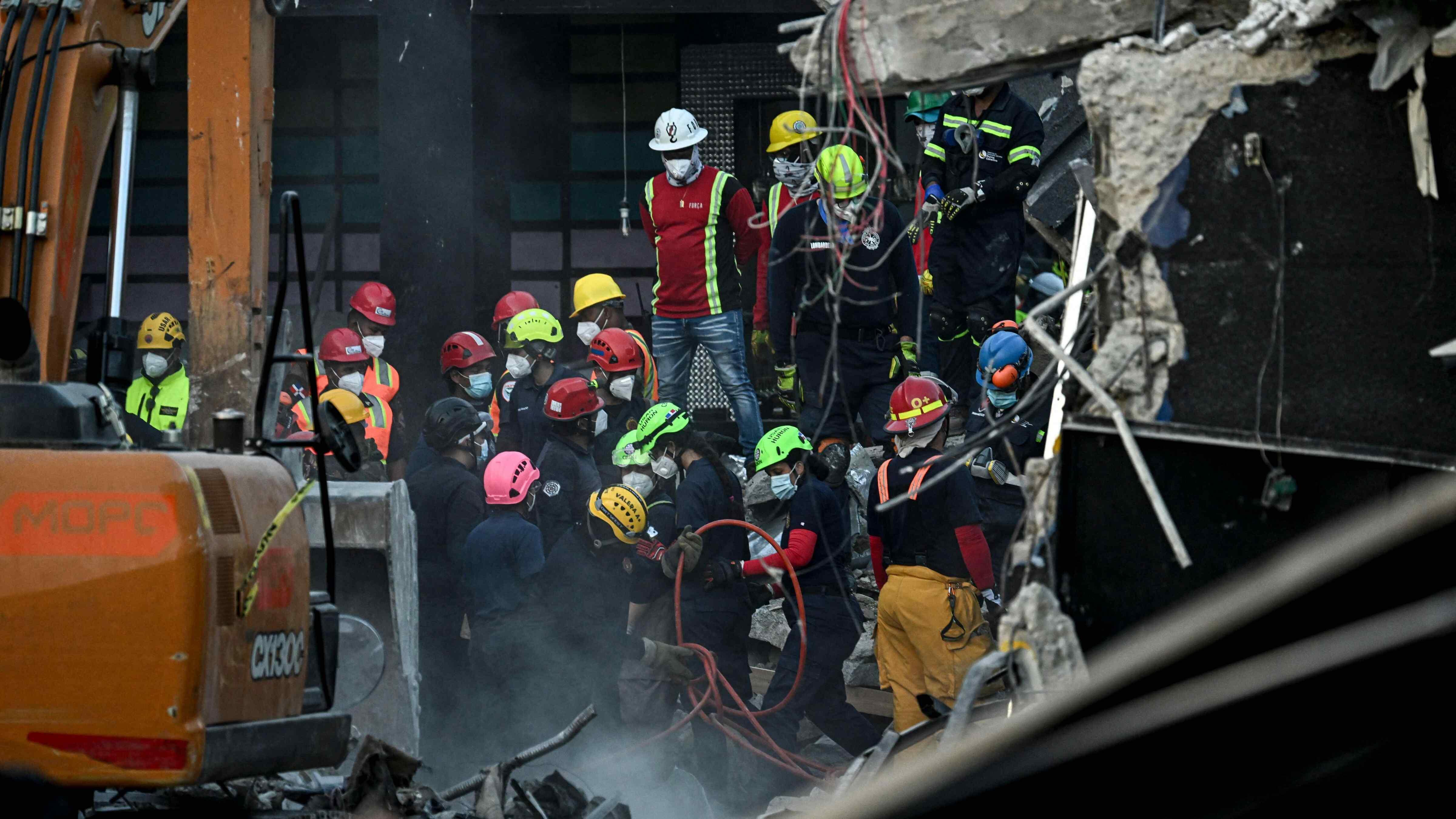 Hope for survivors fades in Dominican club roof collapse