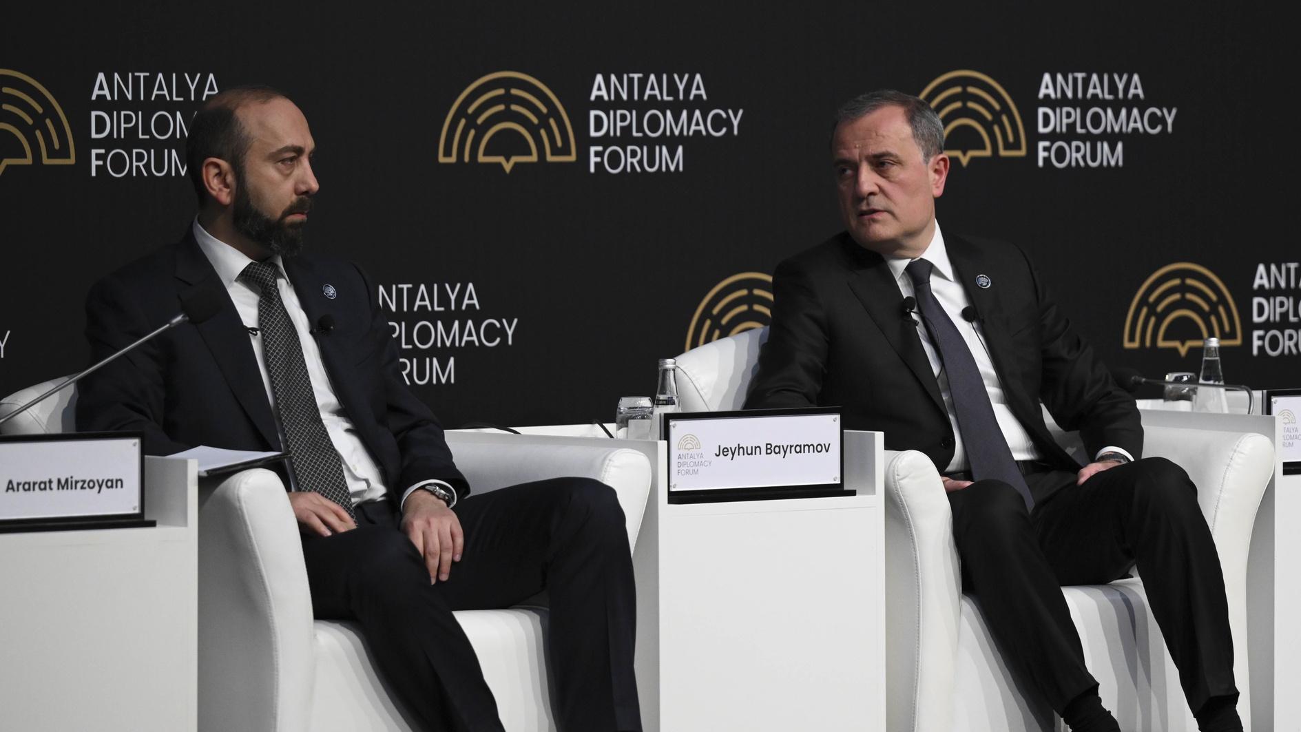 Azerbaijani, Armenian top diplomats hold peace talks in Antalya