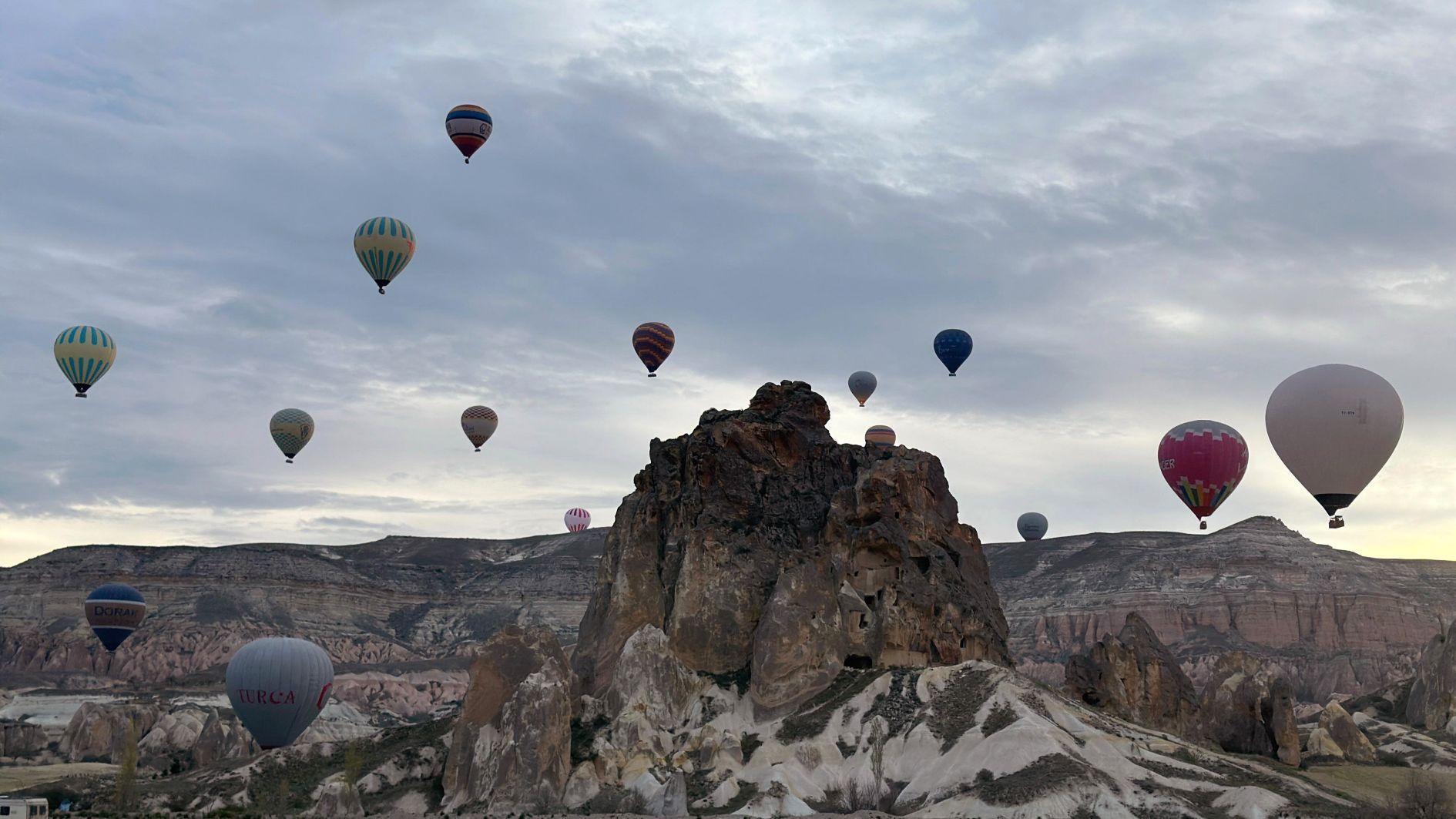 Hot air balloon tourism reaches record-breaking 933,000 visitors